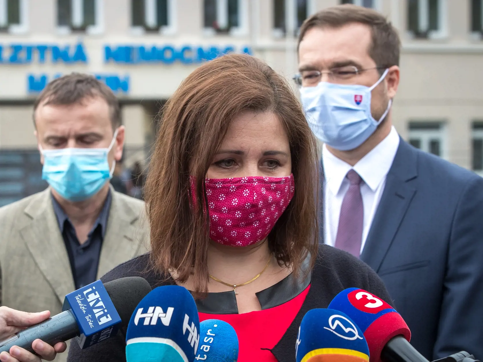 Situácia po útoku nožom vo Vrútkach, pri ktorom okrem útočníka prišiel o život aj zástupca školy Jaroslav Budz a niekoľko ľudí vrátane detí bolo zranených. Na snímke je Erika Jurinová, predsedníčka Žilinského samosprávneho kraja pred vstupom do Univerzitnej nemocnice v Martine, kam previezli zranených.