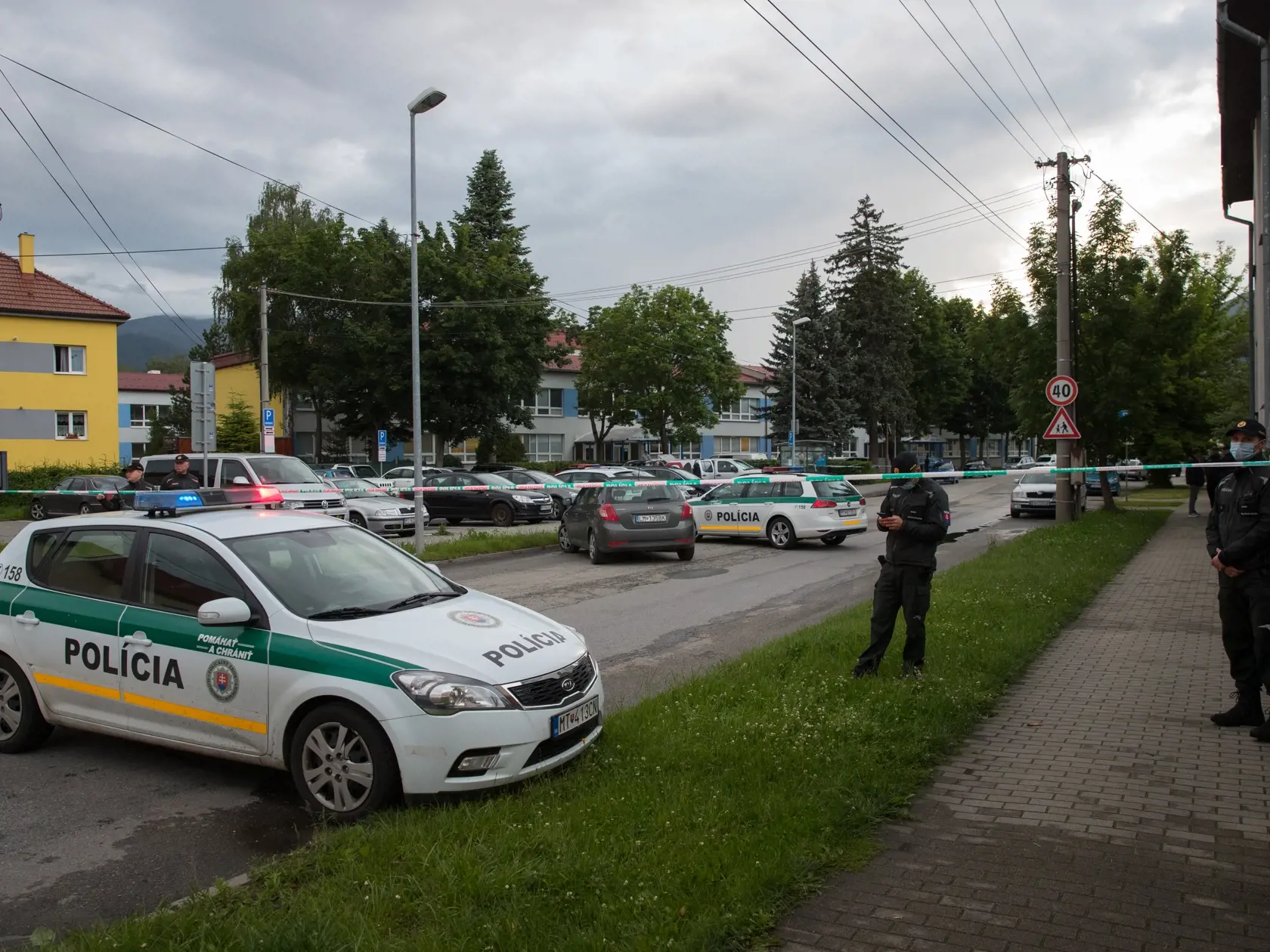 Situácia po útoku nožom vo Vrútkach, pri ktorom okrem útočníka prišiel o život aj zástupca školy Jaroslav Budz a niekoľko ľudí vrátane detí bolo zranených. Na snímke je policajná uzávera miesta činu.