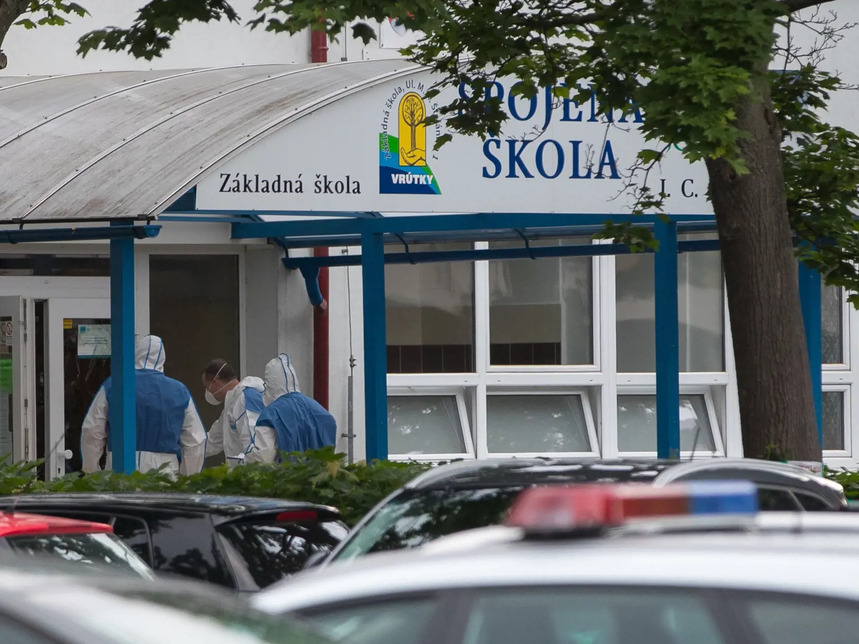 Situácia po útoku nožom vo Vrútkach, pri ktorom okrem útočníka prišiel o život aj zástupca školy Jaroslav Budz a niekoľko ľudí vrátane detí bolo zranených. Na snímke je policajná uzávera miesta činu, kde prebiehalo zaisťovanie stôp.