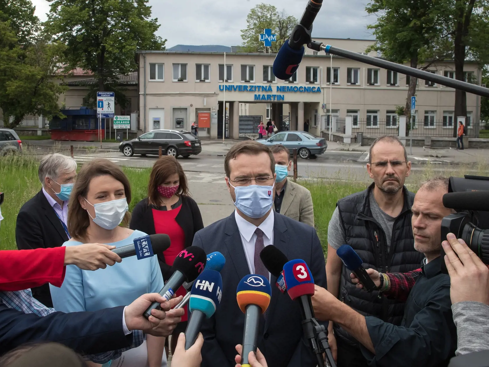 Situácia po útoku nožom vo Vrútkach, pri ktorom okrem útočníka prišiel o život aj zástupca školy Jaroslav Budz a niekoľko ľudí vrátane detí bolo zranených. Na snímke je minister zdravotníctva Marek Krajčí a jeho hovoryňa Zuzana Eliášová pred vstupom do areálu Univerzitnej nemocnice v Martine, kam previezli zranených.