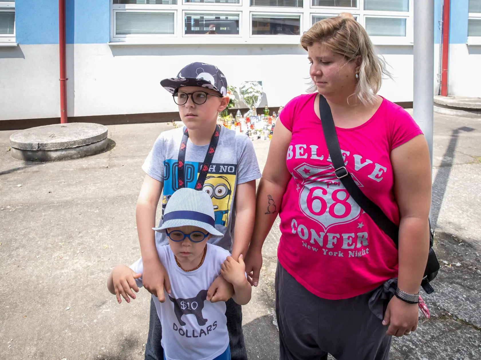 Situácia po útoku nožom vo Vrútkach, pri ktorom okrem útočníka prišiel o život aj zástupca školy Jaroslav Budz a niekoľko ľudí vrátane detí bolo zranených. Na snímke je matka žiaka, ktorý sa v čase incidentu nachádzal v susednej triede. 