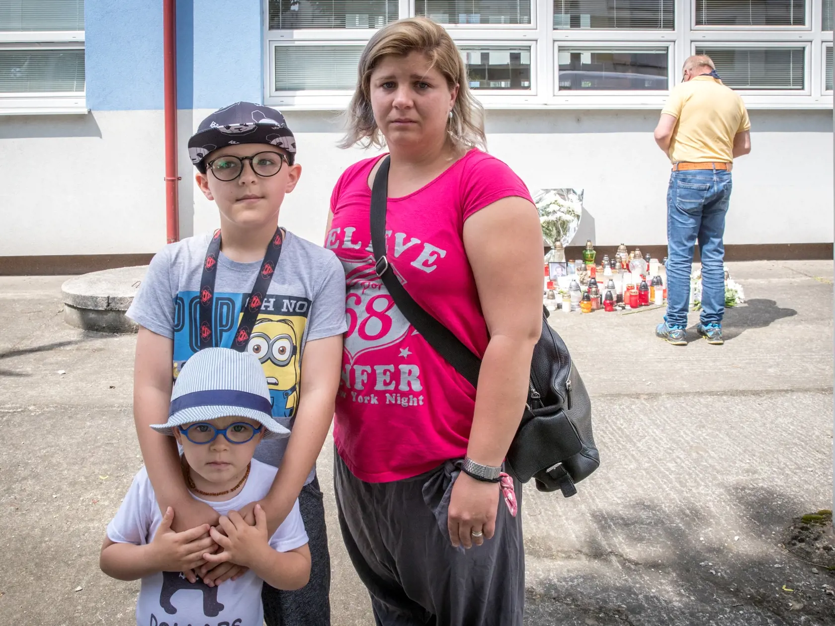 Situácia po útoku nožom vo Vrútkach, pri ktorom okrem útočníka prišiel o život aj zástupca školy Jaroslav Budz a niekoľko ľudí vrátane detí bolo zranených. Na snímke je matka žiaka, ktorý sa v čase incidentu nachádzal v susednej triede. 