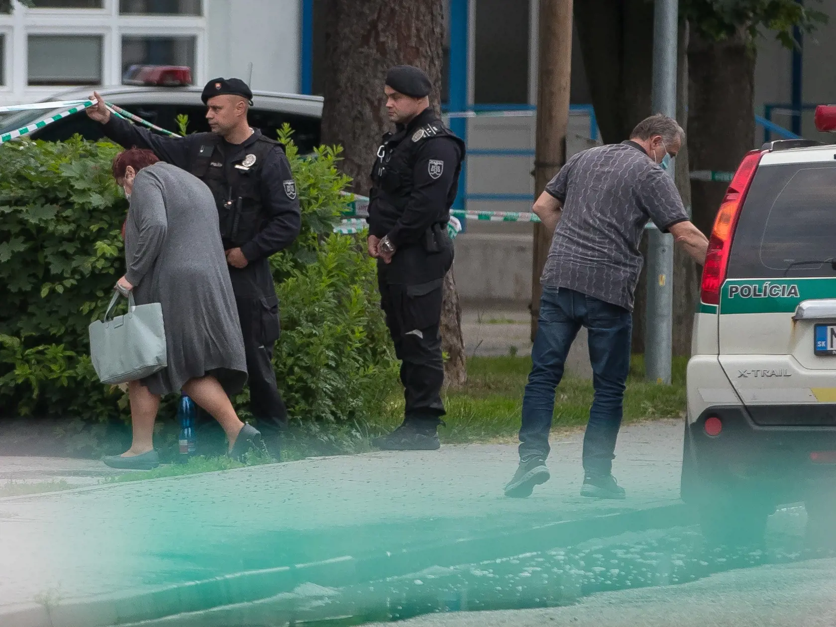 Situácia po útoku nožom vo Vrútkach, pri ktorom okrem útočníka prišiel o život aj zástupca školy Jaroslav Budz a niekoľko ľudí vrátane detí bolo zranených. Na snímke je policajná uzávera miesta činu, kde prebiehalo zaisťovanie stôp.