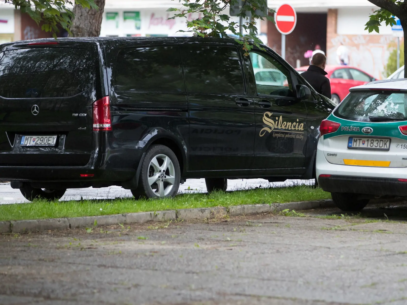 Situácia po útoku nožom vo Vrútkach, pri ktorom okrem útočníka prišiel o život aj zástupca školy Jaroslav Budz a niekoľko ľudí vrátane detí bolo zranených. Na snímke je miesto, kde polícia smrteľne zranila útočníka a prebieha vyšetrovanie zásahu.