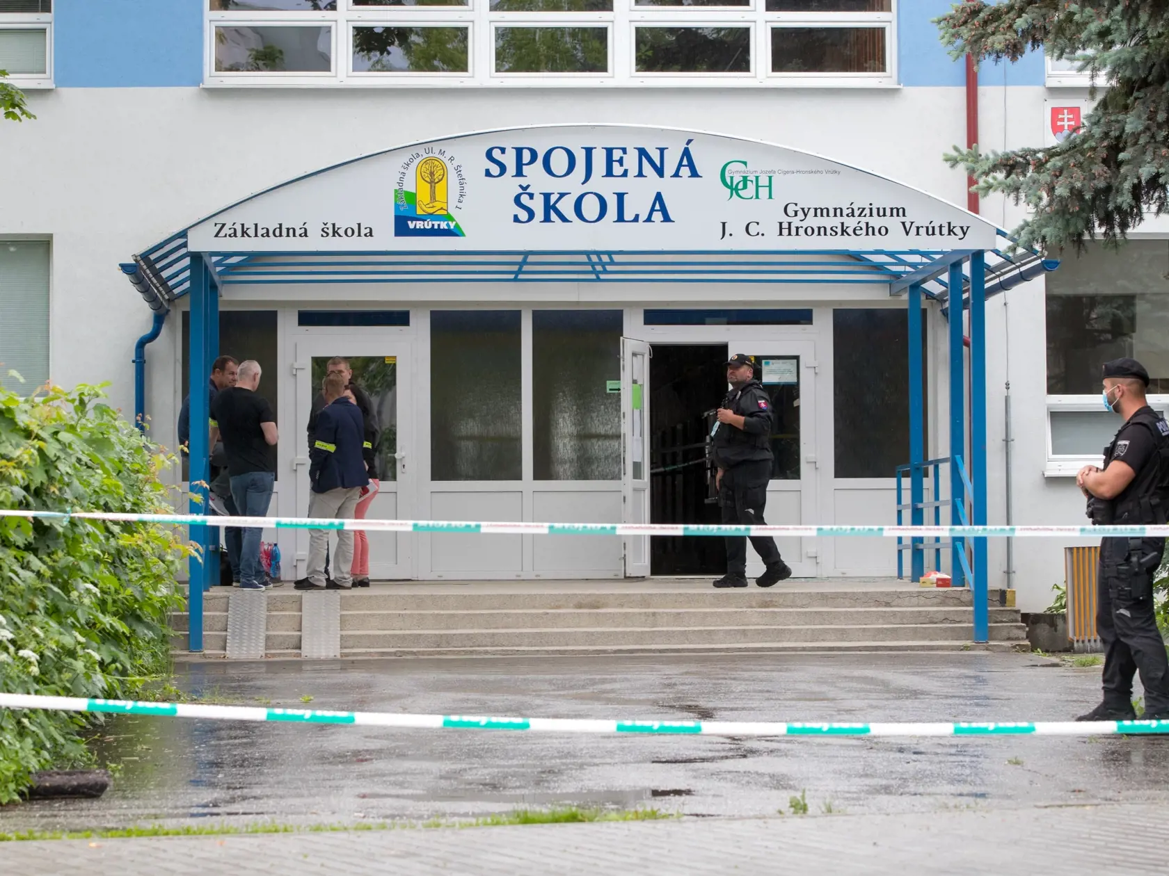 Situácia po útoku nožom vo Vrútkach, pri ktorom okrem útočníka prišiel o život aj zástupca školy Jaroslav Budz a niekoľko ľudí vrátane detí bolo zranených. Na snímke je poškodený vstup do Spojenej základnej školy a gymnázia, kde sa incident odohral.