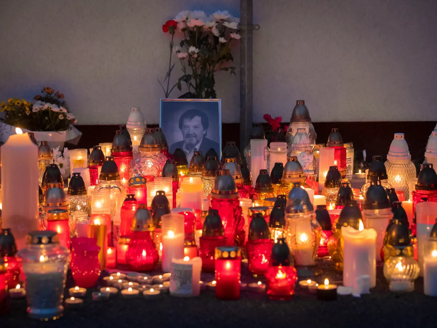 Situácia po útoku nožom vo Vrútkach, pri ktorom okrem útočníka prišiel o život aj zástupca školy Jaroslav Budz a niekoľko ľudí vrátane detí bolo zranených. Na snímke je pietna spomienka na zavraždeného pedagóga v areáli školy.