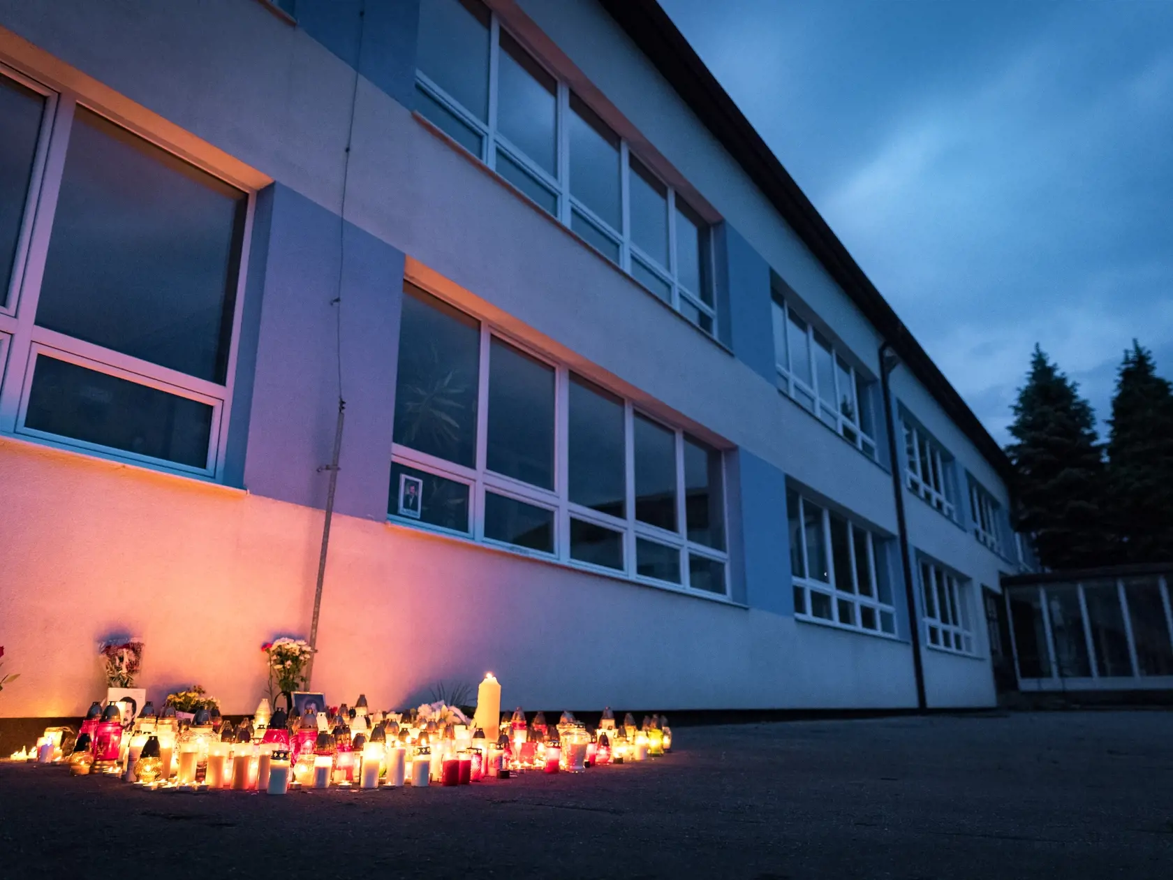 Situácia po útoku nožom vo Vrútkach, pri ktorom okrem útočníka prišiel o život aj zástupca školy Jaroslav Budz a niekoľko ľudí vrátane detí bolo zranených. Na snímke je pietna spomienka na zavraždeného pedagóga v areáli školy.