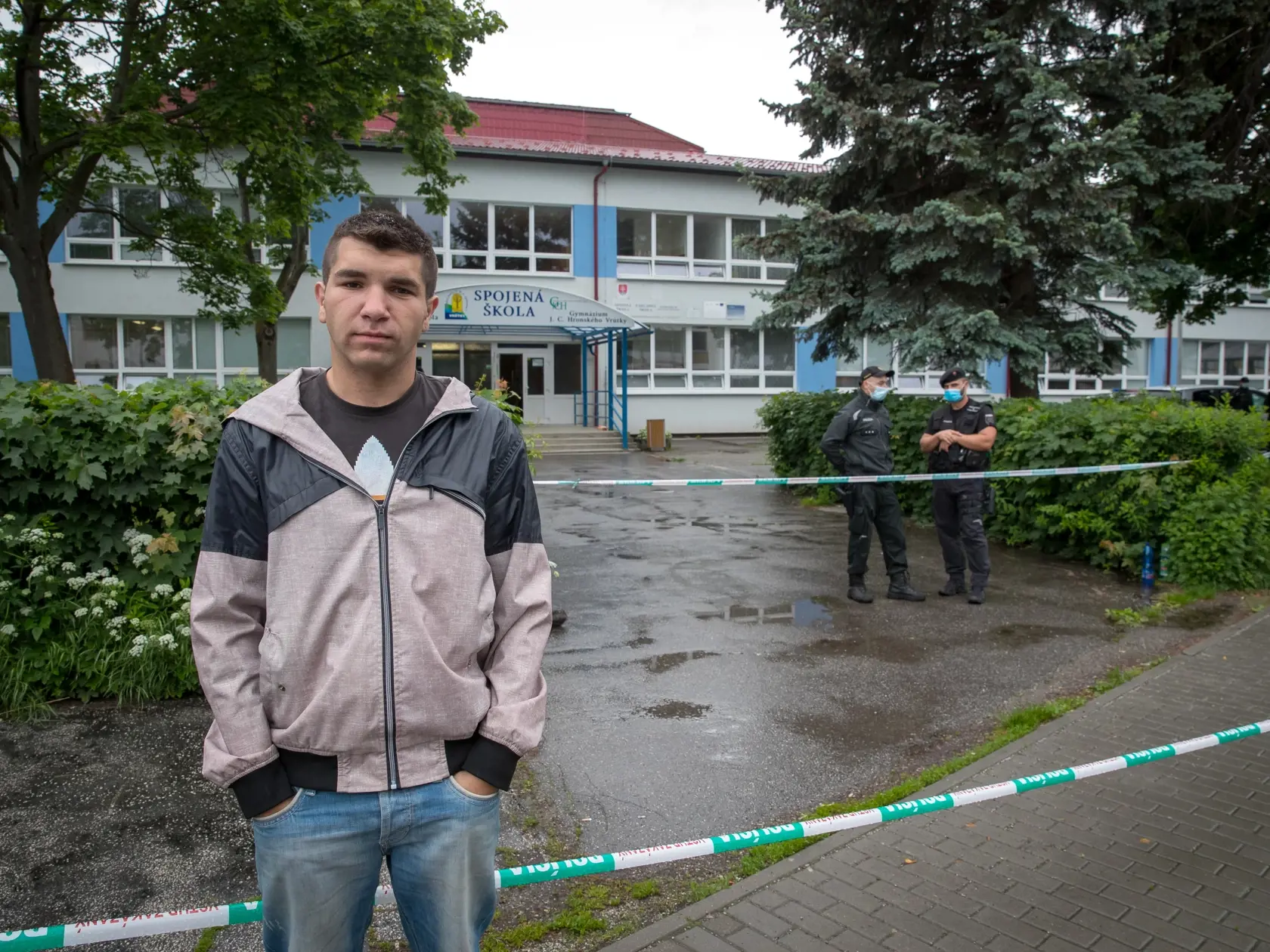 Situácia po útoku nožom vo Vrútkach, pri ktorom okrem útočníka prišiel o život aj zástupca školy Jaroslav Budz a niekoľko ľudí vrátane detí bolo zranených. Na snímke je bývalý spolužiak útočníka, pred vstupom do Spojenej základnej školy a gymnázia, kde sa incident odohral.
