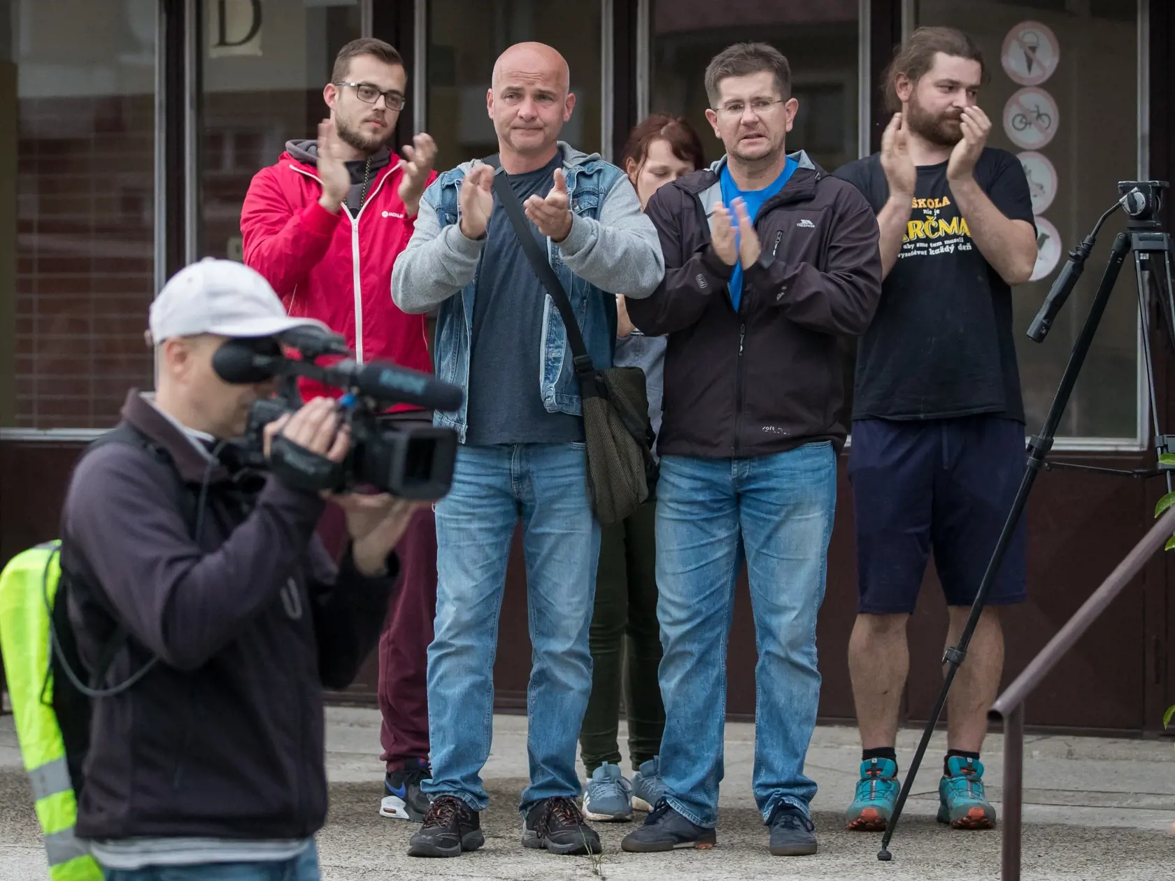 Situácia po útoku nožom vo Vrútkach, pri ktorom okrem útočníka prišiel o život aj zástupca školy Jaroslav Budz a niekoľko ľudí vrátane detí bolo zranených. Na snímke je pietna spomienka na zavraždeného pedagóga v areáli školy.