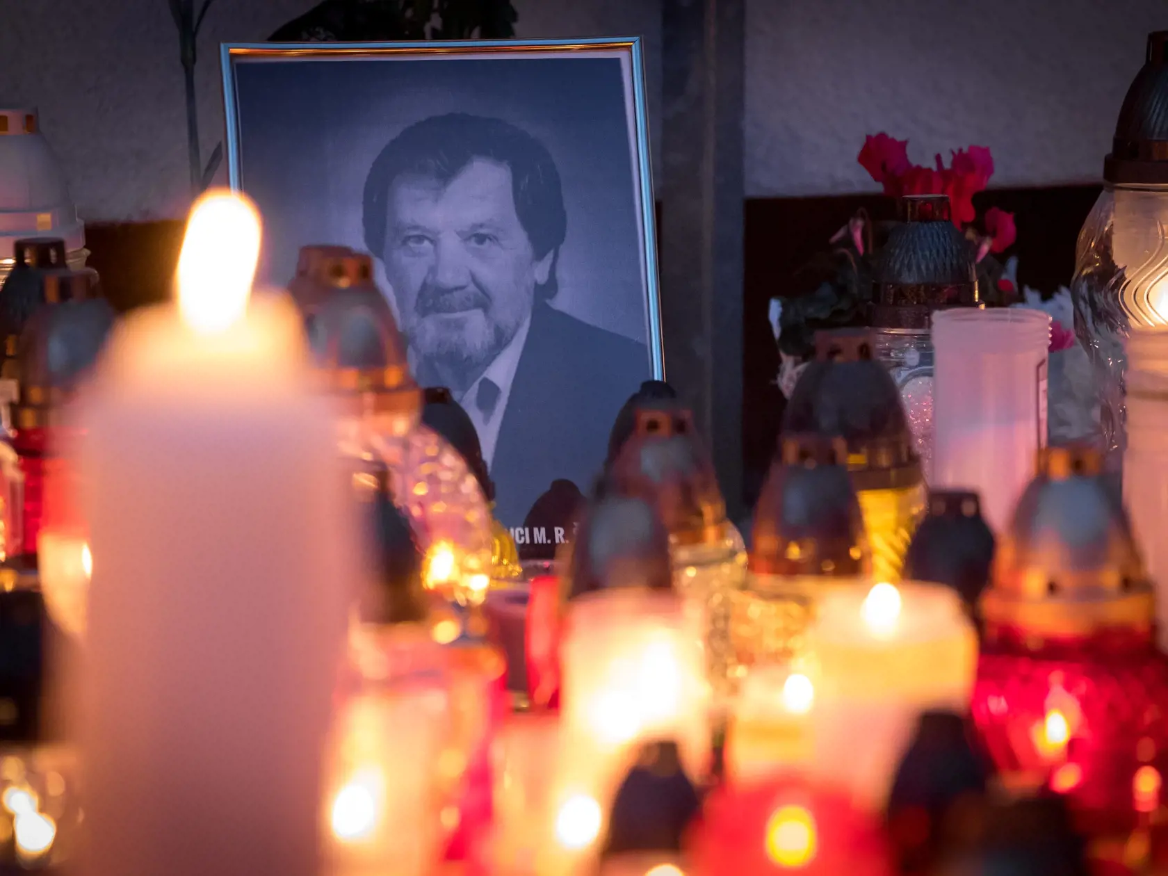 Situácia po útoku nožom vo Vrútkach, pri ktorom okrem útočníka prišiel o život aj zástupca školy Jaroslav Budz a niekoľko ľudí vrátane detí bolo zranených. Na snímke je pietna spomienka na zavraždeného pedagóga v areáli školy.