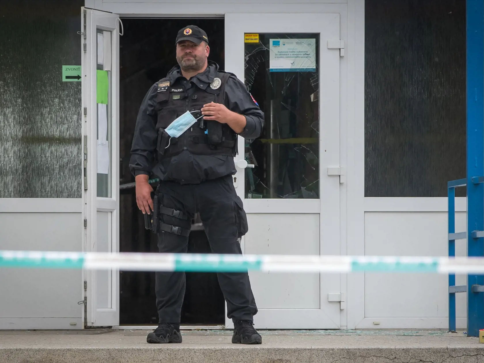 Situácia po útoku nožom vo Vrútkach, pri ktorom okrem útočníka prišiel o život aj zástupca školy Jaroslav Budz a niekoľko ľudí vrátane detí bolo zranených. Na snímke je poškodený vstup do Spojenej základnej školy a gymnázia, kde sa incident odohral.