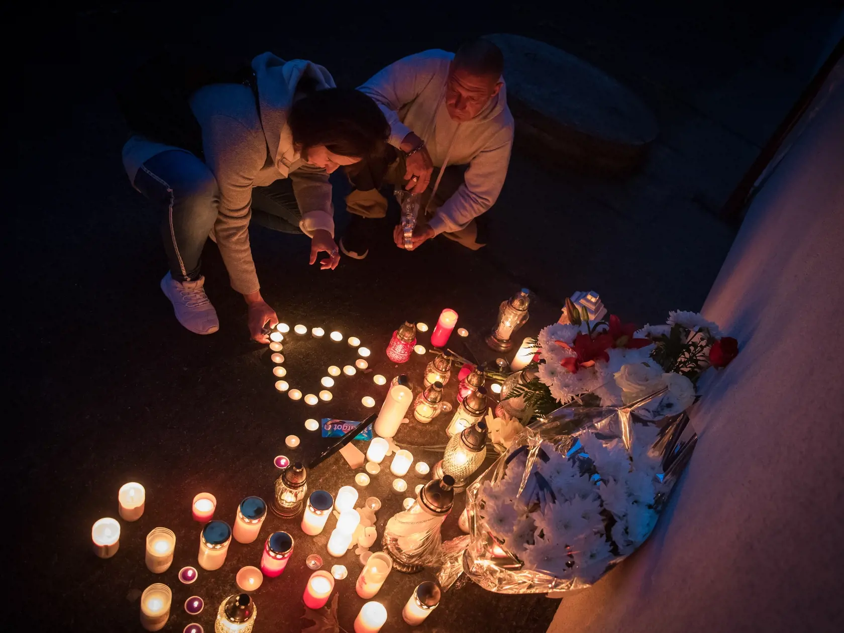 Situácia po útoku nožom vo Vrútkach, pri ktorom okrem útočníka prišiel o život aj zástupca školy Jaroslav Budz a niekoľko ľudí vrátane detí bolo zranených. Na snímke je pietna spomienka na zavraždeného pedagóga v areáli školy.