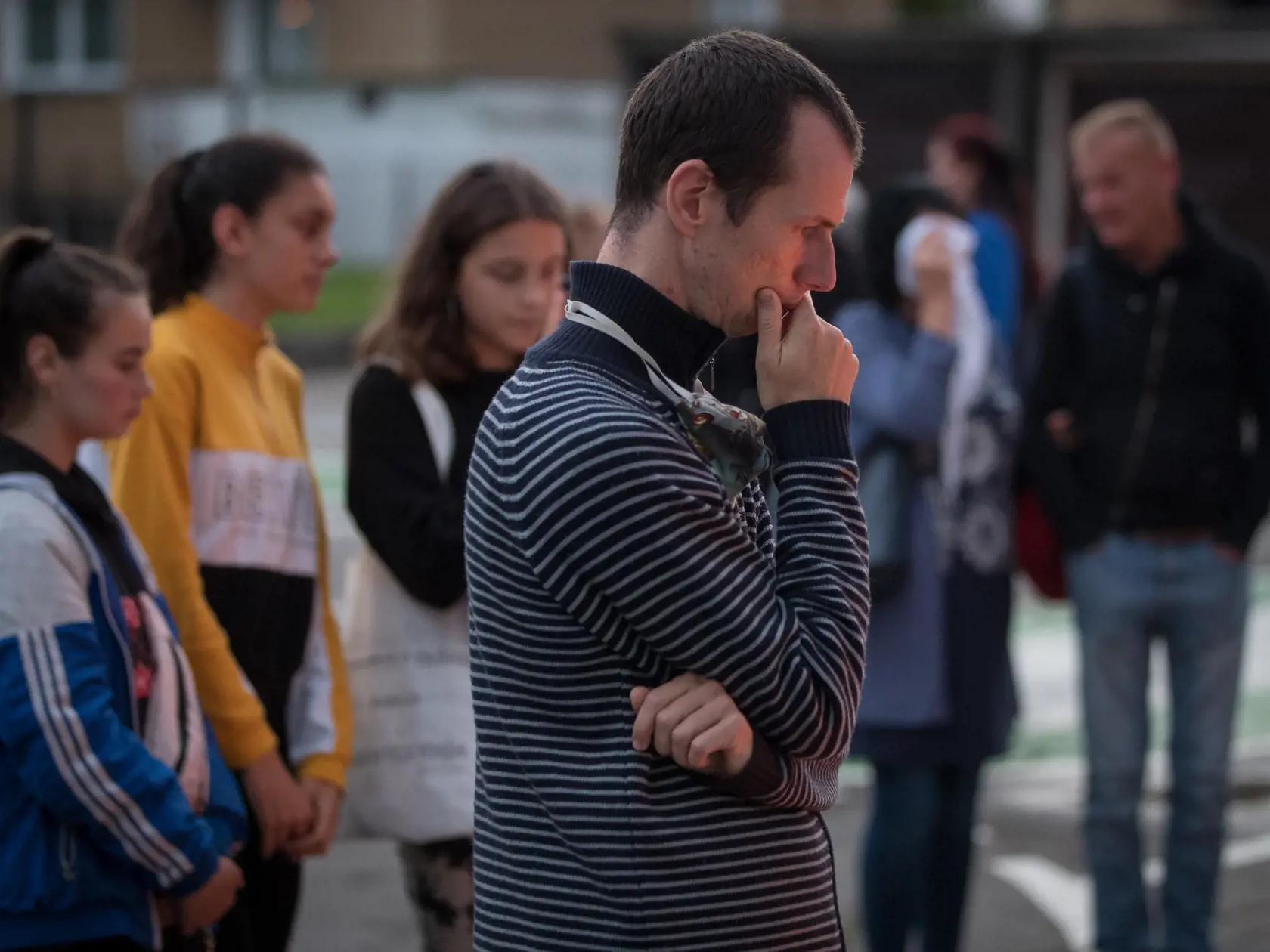 Situácia po útoku nožom vo Vrútkach, pri ktorom okrem útočníka prišiel o život aj zástupca školy Jaroslav Budz a niekoľko ľudí vrátane detí bolo zranených. Na snímke je pietna spomienka na zavraždeného pedagóga v areáli školy.
