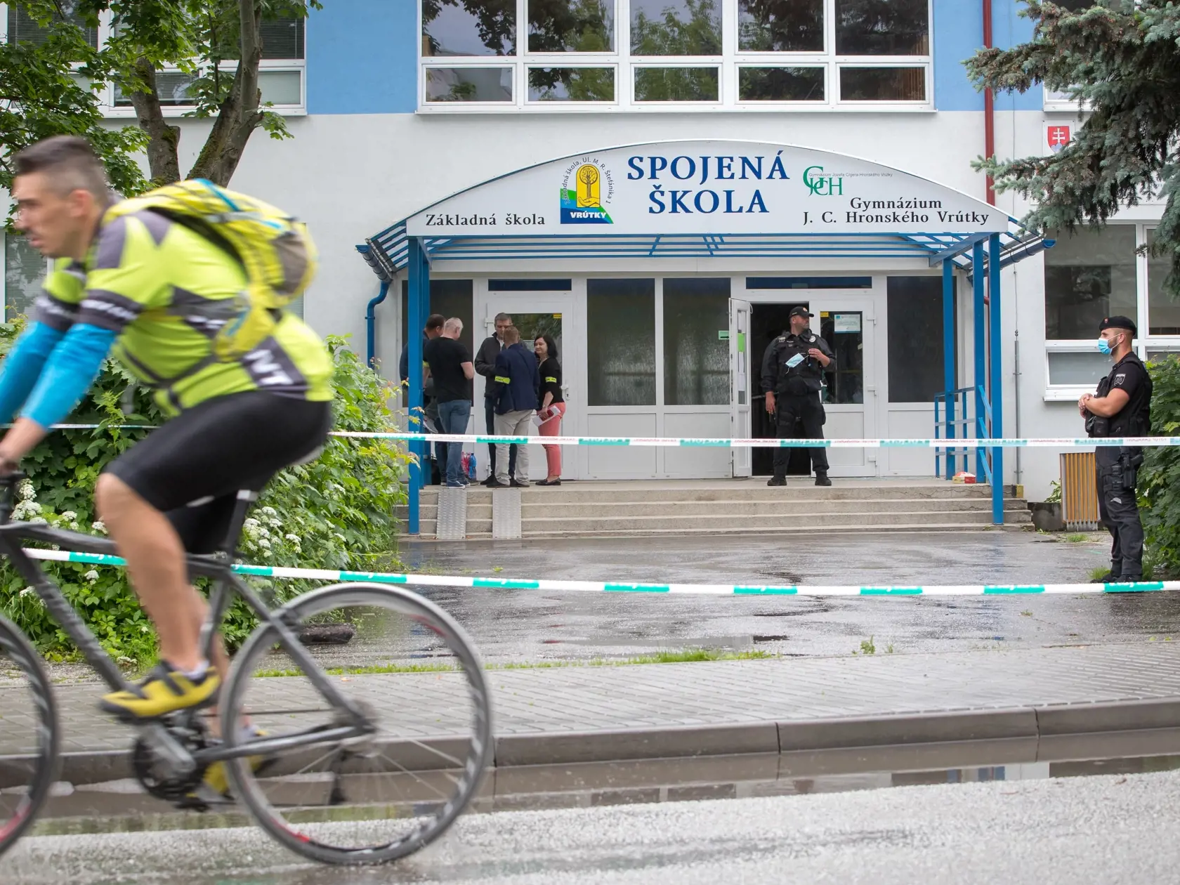 Situácia po útoku nožom vo Vrútkach, pri ktorom okrem útočníka prišiel o život aj zástupca školy Jaroslav Budz a niekoľko ľudí vrátane detí bolo zranených. Na snímke je poškodený vstup do Spojenej základnej školy a gymnázia, kde sa incident odohral.