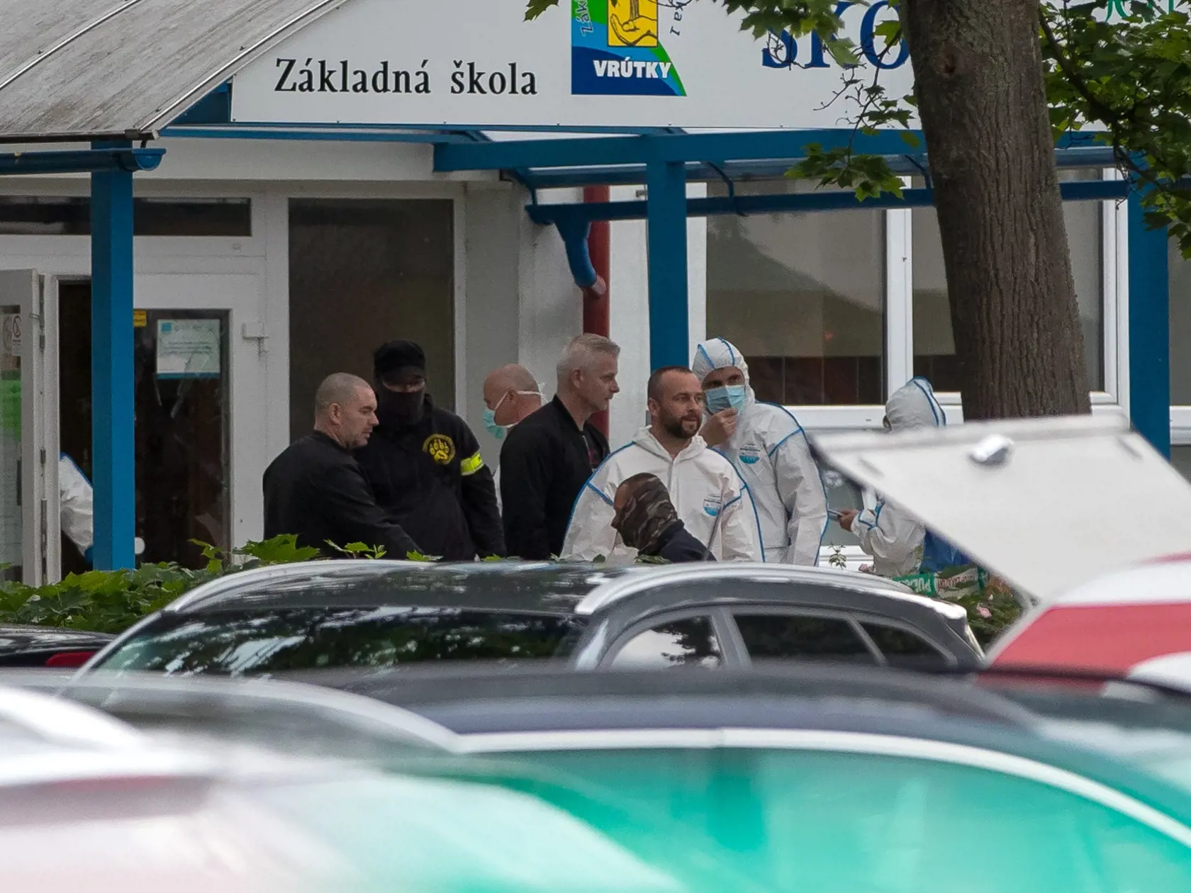 Situácia po útoku nožom vo Vrútkach, pri ktorom okrem útočníka prišiel o život aj zástupca školy Jaroslav Budz a niekoľko ľudí vrátane detí bolo zranených. Na snímke je policajná uzávera miesta činu, kde prebiehalo zaisťovanie stôp.