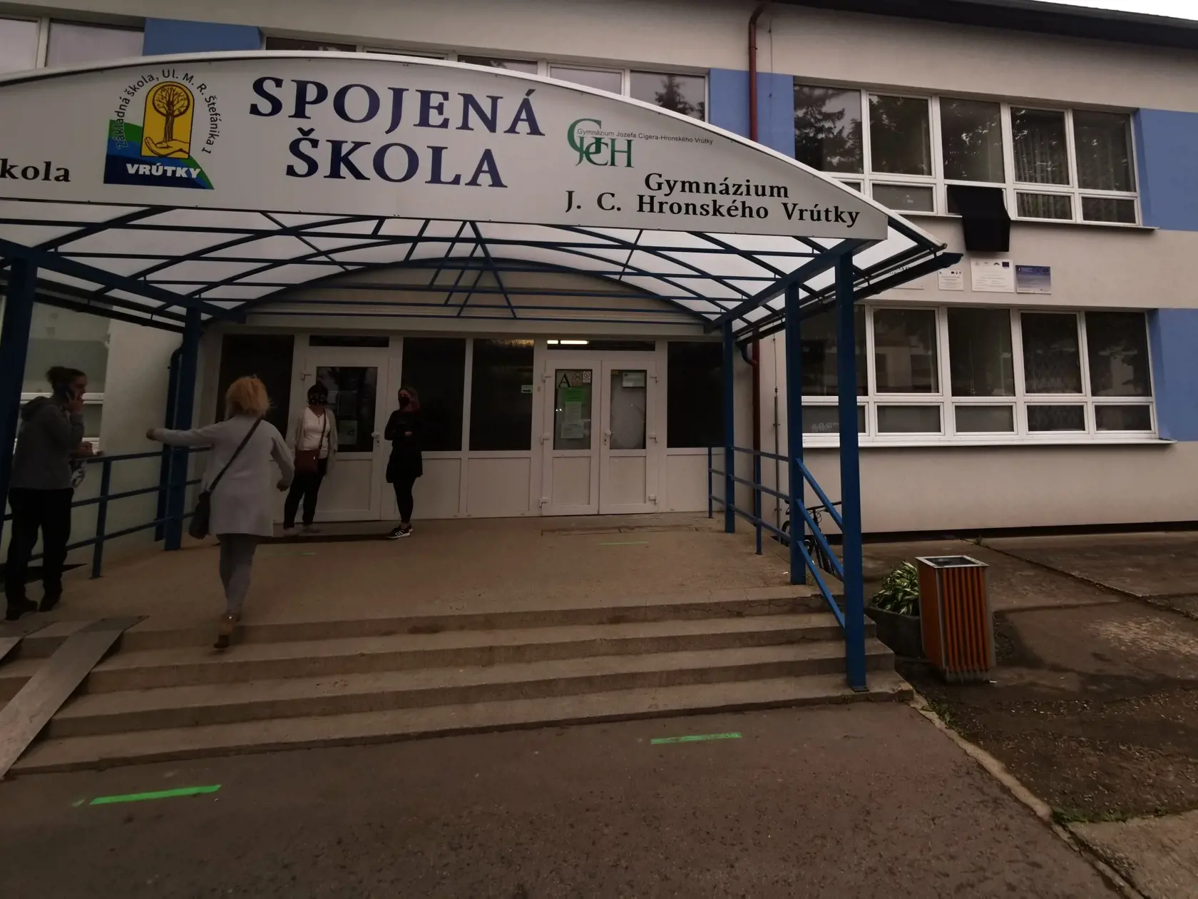 Tragická smrť učiteľa v Spojenej škole na Ulici M. R. Štefánika vo Vrútkach Jaroslava Budza z 11. júna 2020 otriasla stovkami ľudí. Na snímke čierna vlajka na znak smútku vyvesená z okna budovy školy vo Vrútkach 12. júna 2020. FOTO TASR - Erika Ďurčová