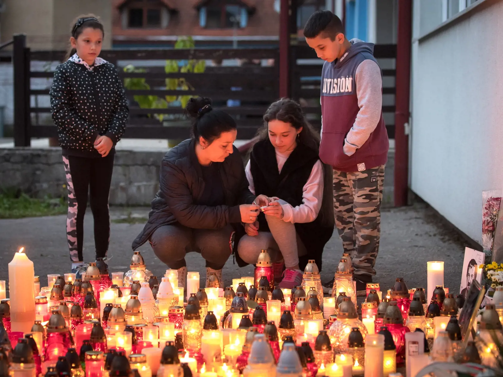 Situácia po útoku nožom vo Vrútkach, pri ktorom okrem útočníka prišiel o život aj zástupca školy Jaroslav Budz a niekoľko ľudí vrátane detí bolo zranených. Na snímke je pietna spomienka na zavraždeného pedagóga v areáli školy.