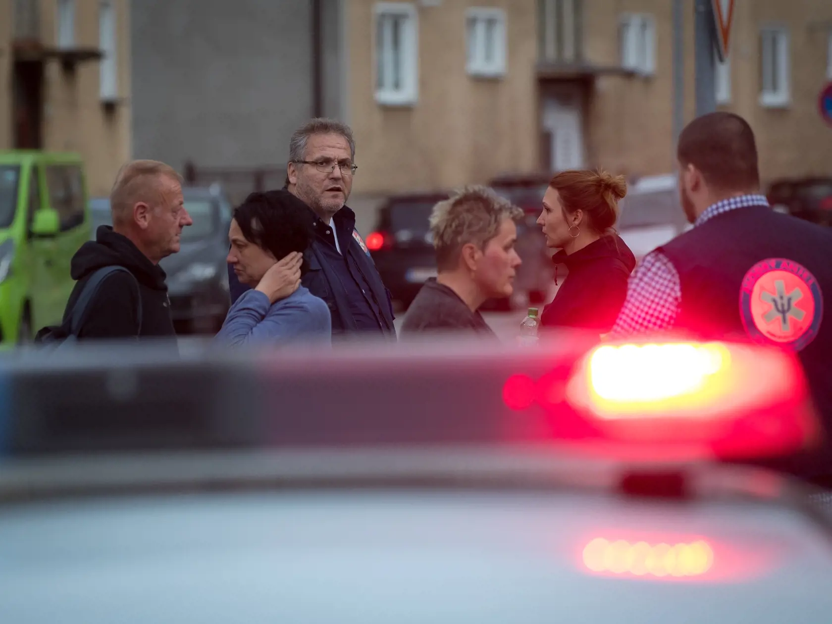 Situácia po útoku nožom vo Vrútkach, pri ktorom okrem útočníka prišiel o život aj zástupca školy Jaroslav Budz a niekoľko ľudí vrátane detí bolo zranených. Na snímke sú rodiny zranených o ktorých sa starali členovia krízovej intervencie - Modrý aniel.