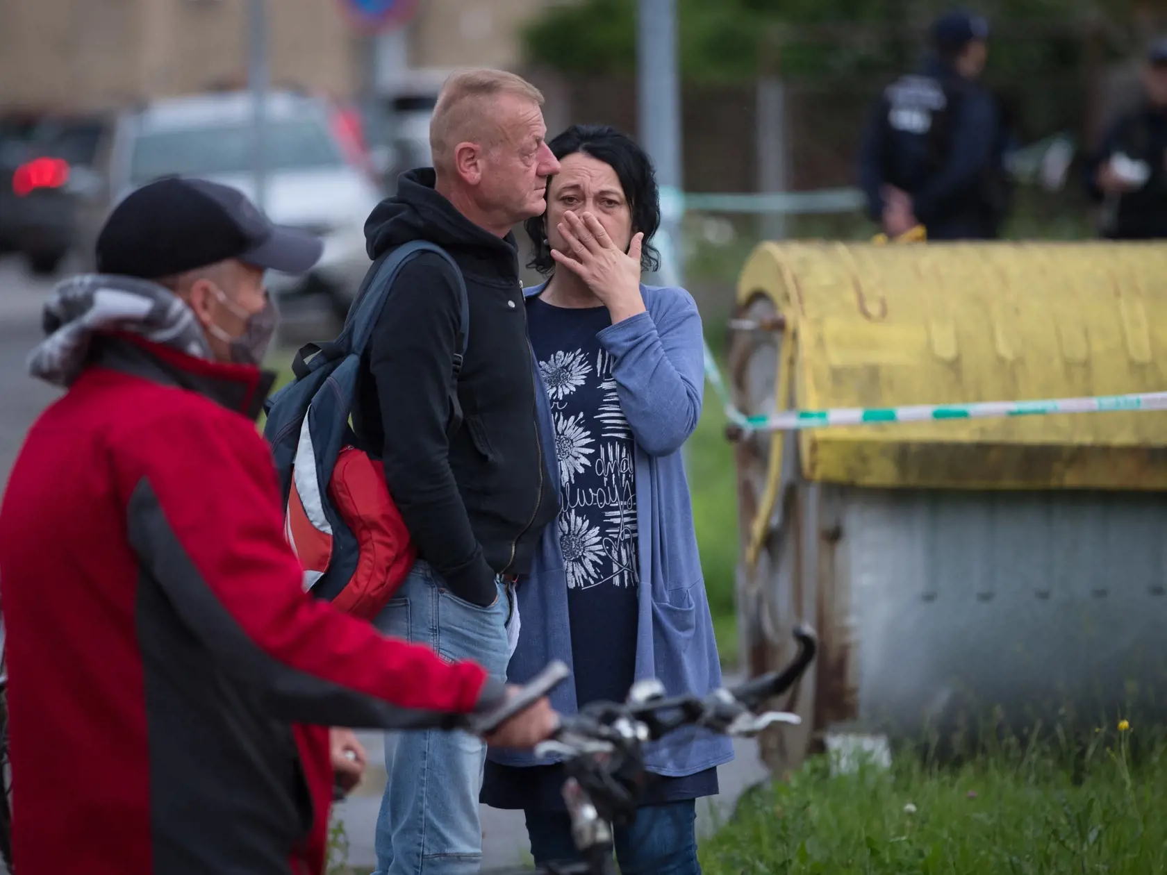 Situácia po útoku nožom vo Vrútkach, pri ktorom okrem útočníka prišiel o život aj zástupca školy Jaroslav Budz a niekoľko ľudí vrátane detí bolo zranených. Na snímke sú rodiny zranených o ktorých sa starali členovia krízovej intervencie - Modrý aniel.