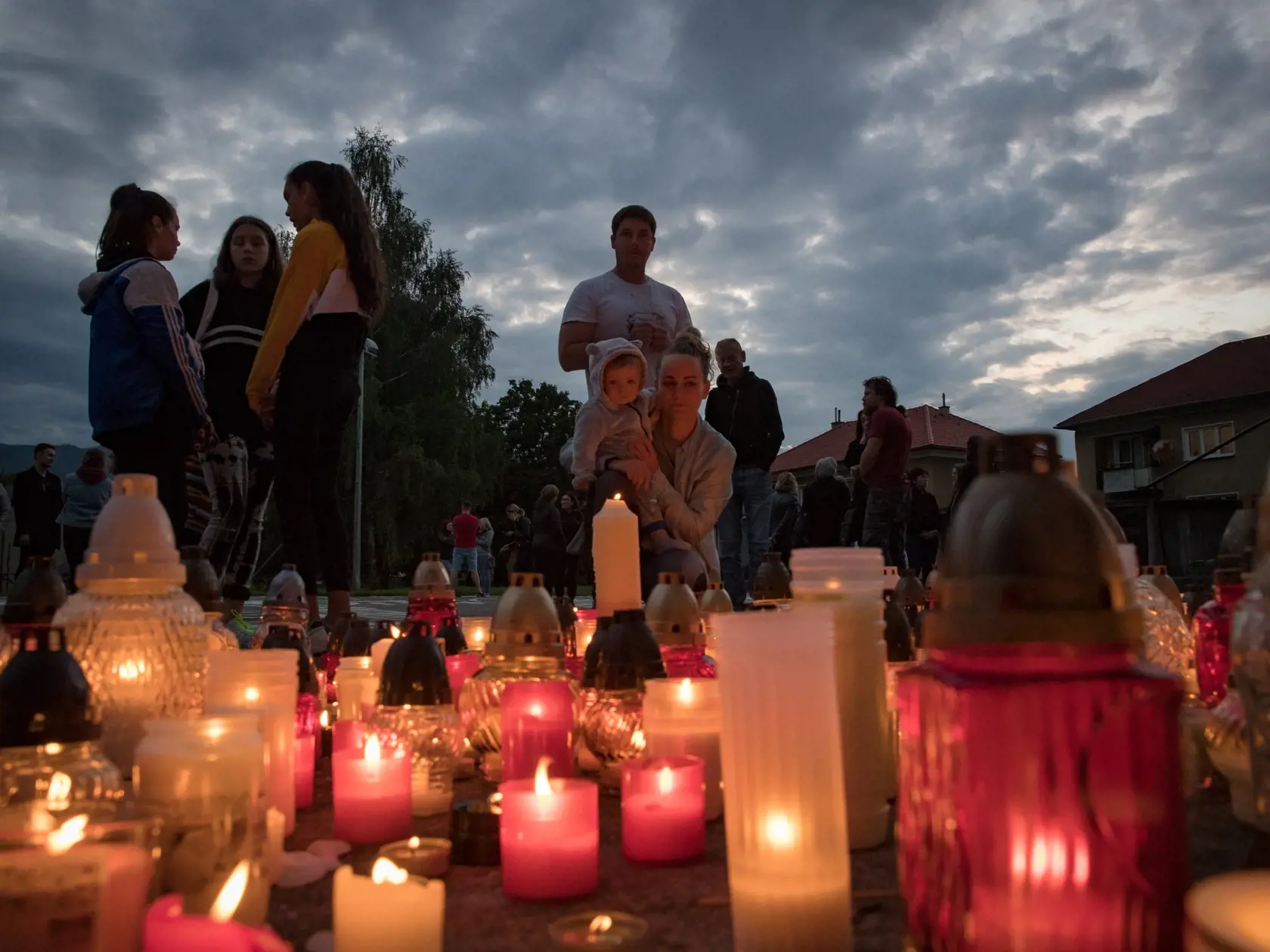 Situácia po útoku nožom vo Vrútkach, pri ktorom okrem útočníka prišiel o život aj zástupca školy Jaroslav Budz a niekoľko ľudí vrátane detí bolo zranených. Na snímke je pietna spomienka na zavraždeného pedagóga v areáli školy.