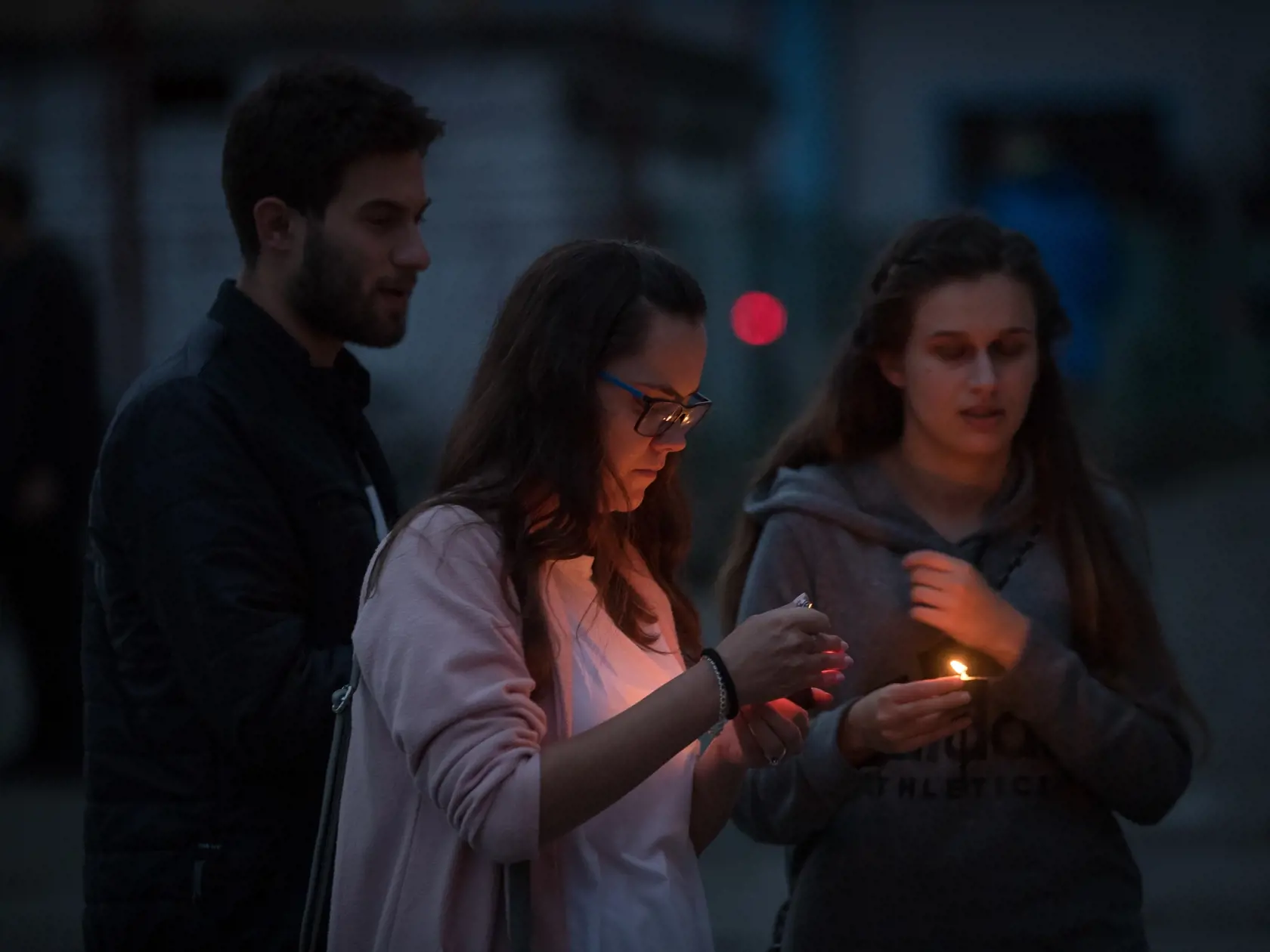 Situácia po útoku nožom vo Vrútkach, pri ktorom okrem útočníka prišiel o život aj zástupca školy Jaroslav Budz a niekoľko ľudí vrátane detí bolo zranených. Na snímke je pietna spomienka na zavraždeného pedagóga v areáli školy.