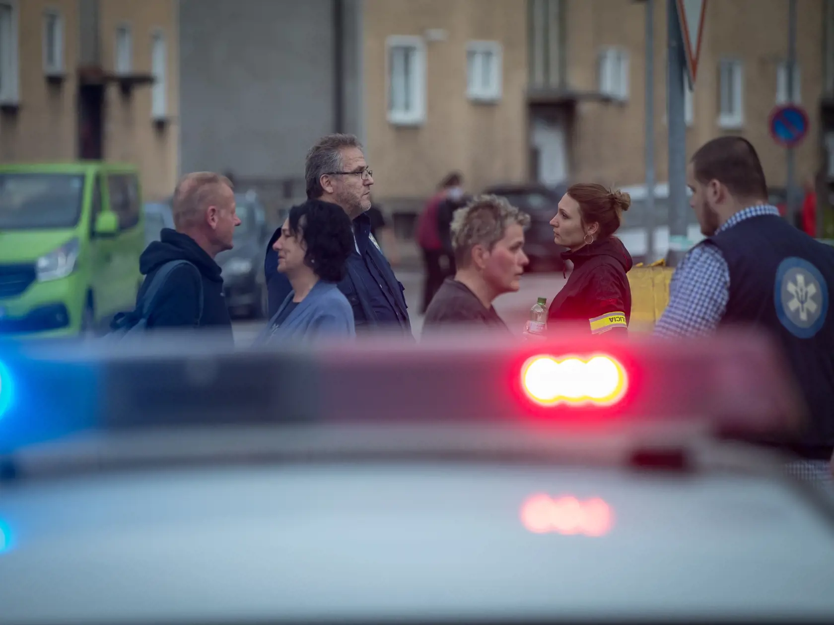 Situácia po útoku nožom vo Vrútkach, pri ktorom okrem útočníka prišiel o život aj zástupca školy Jaroslav Budz a niekoľko ľudí vrátane detí bolo zranených. Na snímke sú rodiny zranených o ktorých sa starali členovia krízovej intervencie - Modrý aniel.