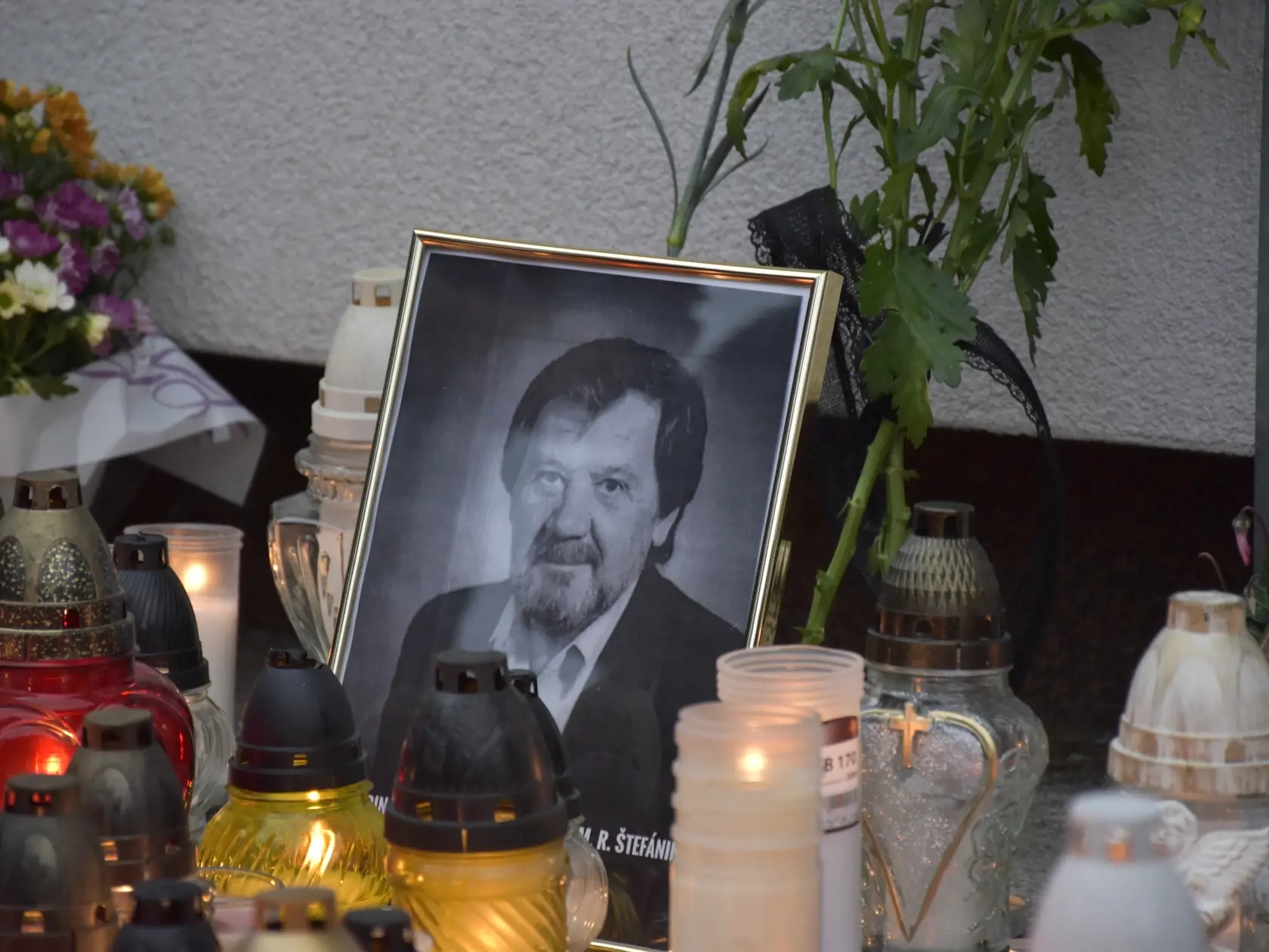 Zapálenie svičok za učiteľa Jaroslava Budza 