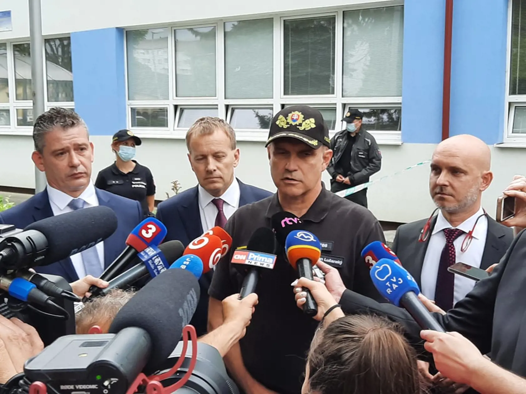 Hrôza na základnej škole vo Vrútkach. Na miesto dorazil prezident polície M. Lučanský.