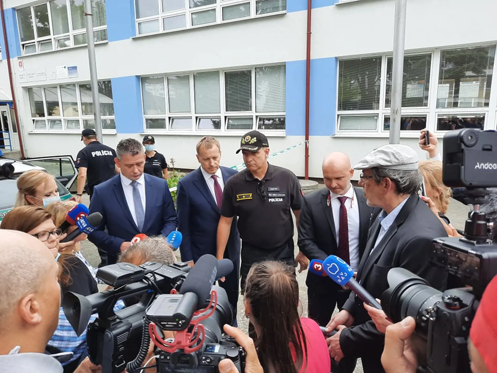 Hrôza na základnej škole vo Vrútkach. Na miesto dorazil prezident polície M. Lučanský.