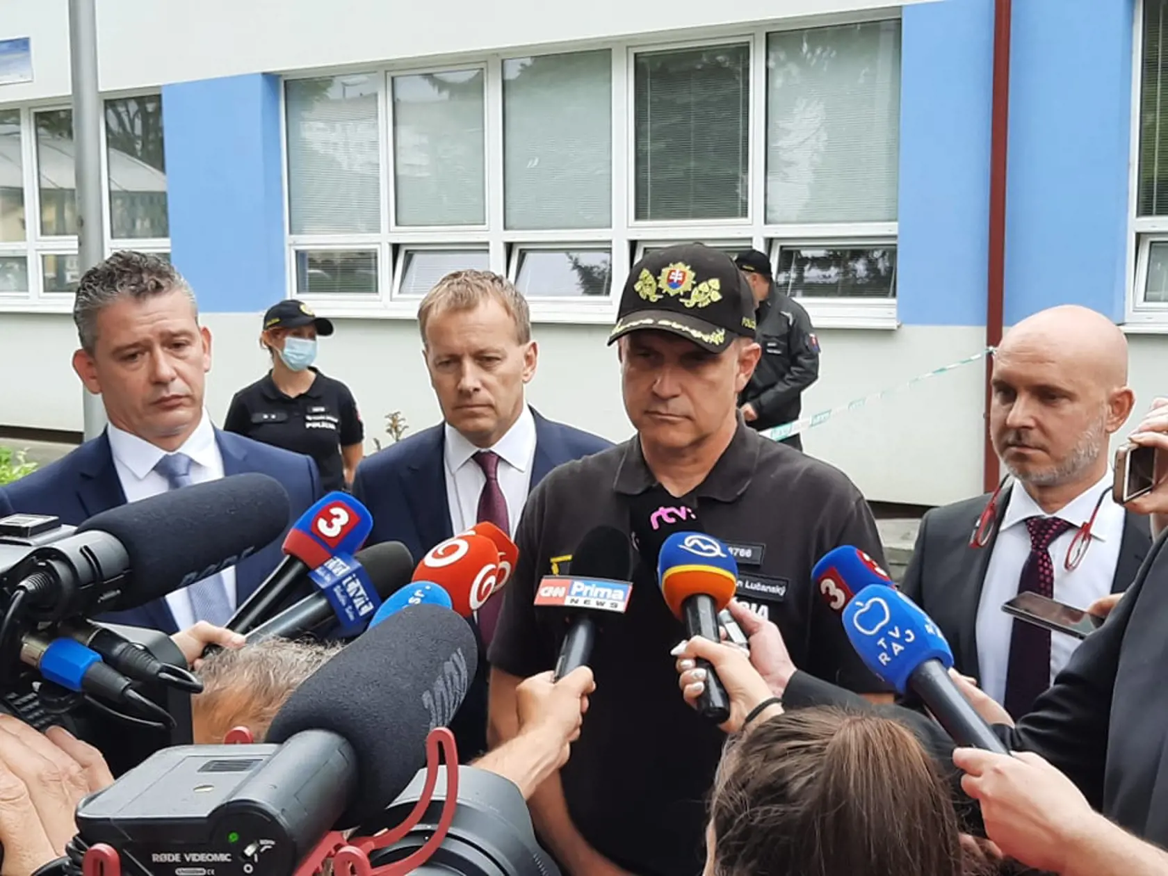 Hrôza na základnej škole vo Vrútkach. Na miesto dorazil prezident polície M. Lučanský.