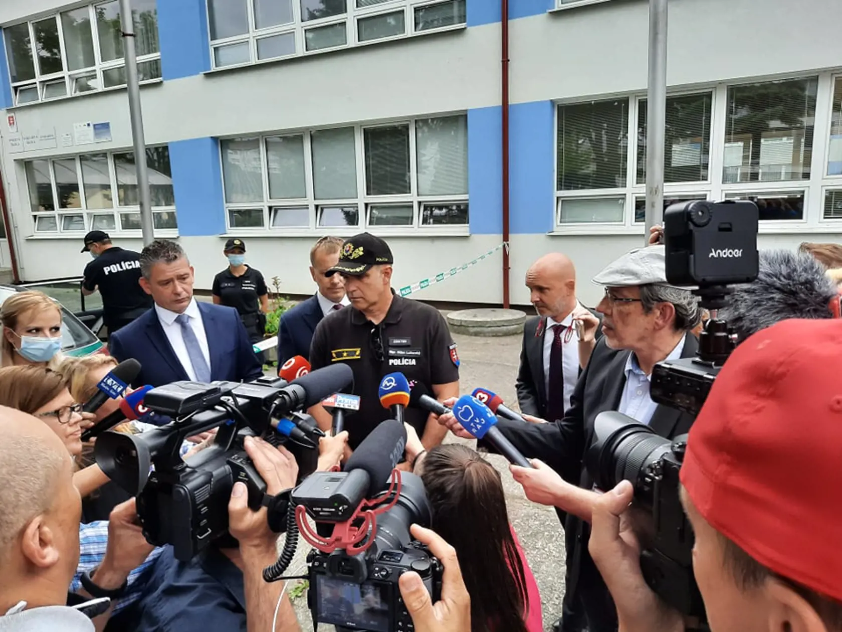 Hrôza na základnej škole vo Vrútkach. Na miesto dorazil prezident polície M. Lučanský.