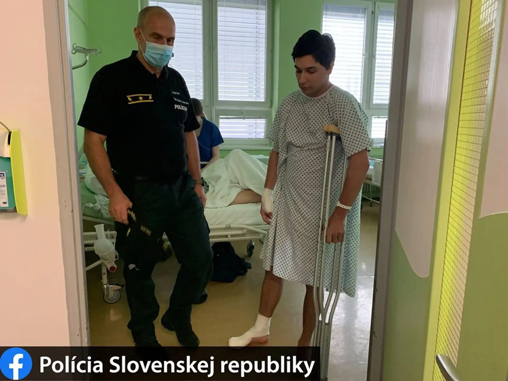 Jeden z policajtov počas návštevy prezidenta PZ Milana Lučanského, druhý podstupoval operačný zákrok, život ani jedného z nich nie je ohrozený.