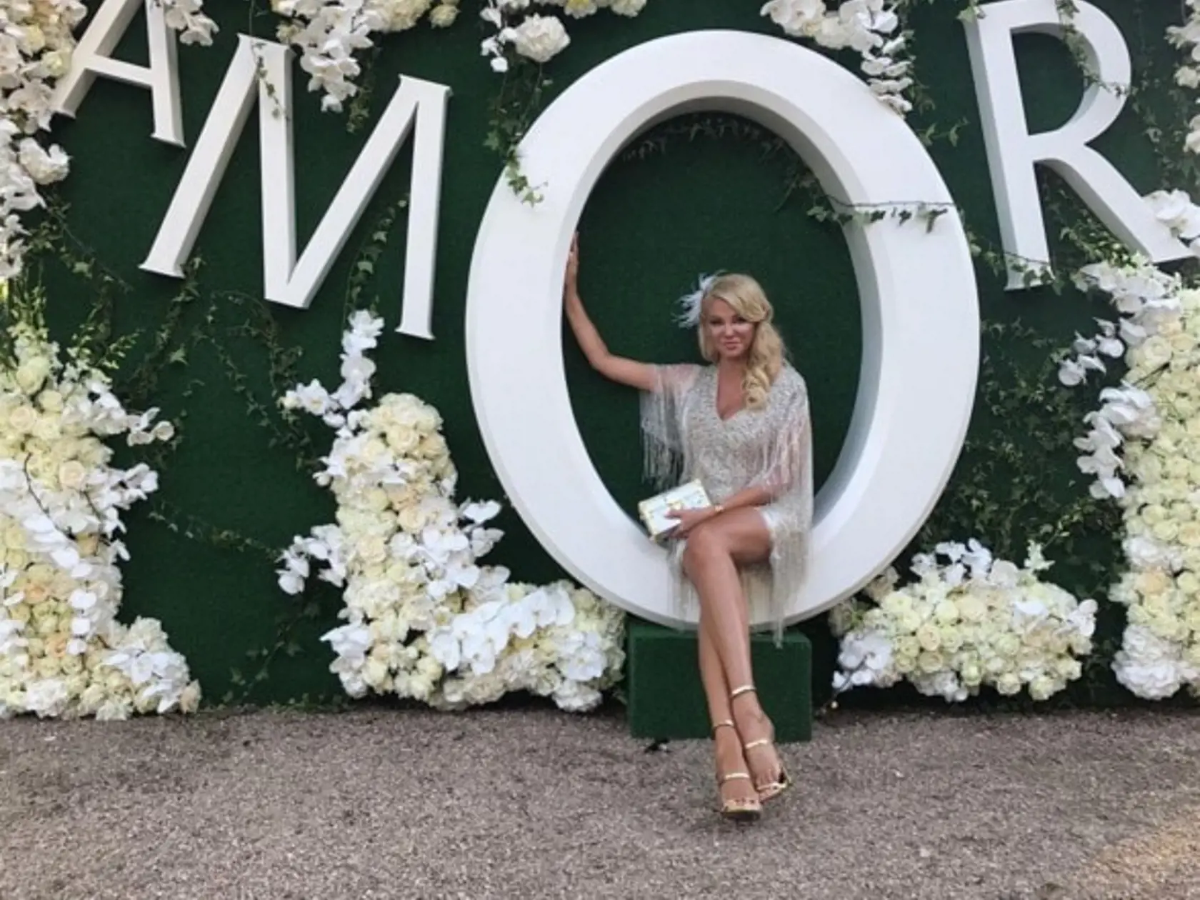 Celebritná dermatologička Alena Pallová niekoľkokrát za deň uverejní na sociálnej sieti množstvo fotiek. Či už z luxusnej dovolenky, dobrodružného výletu alebo z estetickej kliniky, kde pracuje a ktorej je majiteľkou. Blondínka sa pravidelne chváli fotkami z Dubaja či iných exotických miest. Niekedy uverejní aj dve lokality za mesiac. Viacerí sa tak pýtajú, ako to vôbec všetko stíha? A hlavne... Musí to stáť poriadny balík peňazí.