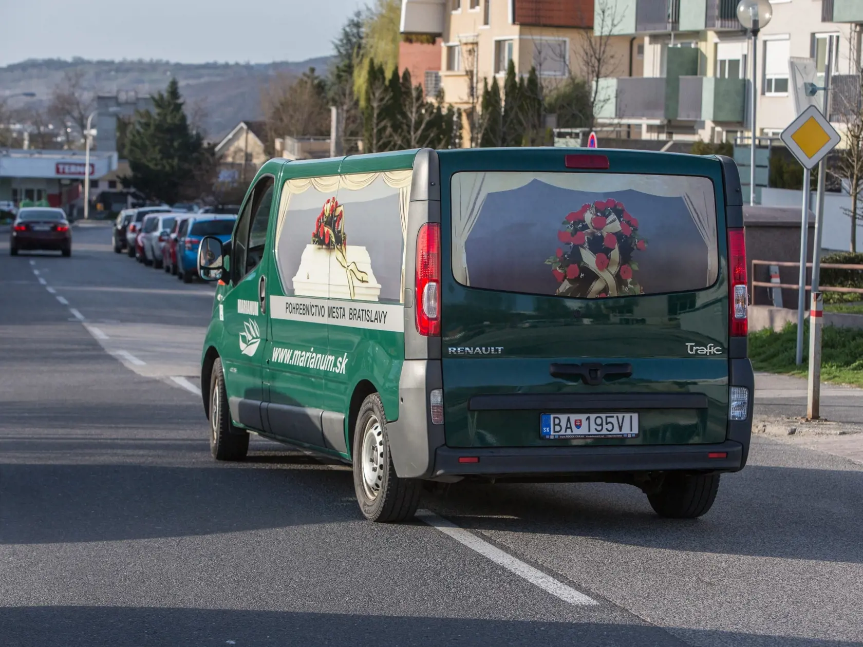 Zomrel Ivan Mjartan († 59)! Kedysi jedného z najatraktívnejších politikov, pobočníka vtedajšieho predsedu vlády Vladimíra Mečiara, Ivana Mjartana, našli dnes popoludní mŕtveho.Na miesto, kde našli mŕtve telo dorazil aj súdny lekár, polícia a vyšetrovateľ.