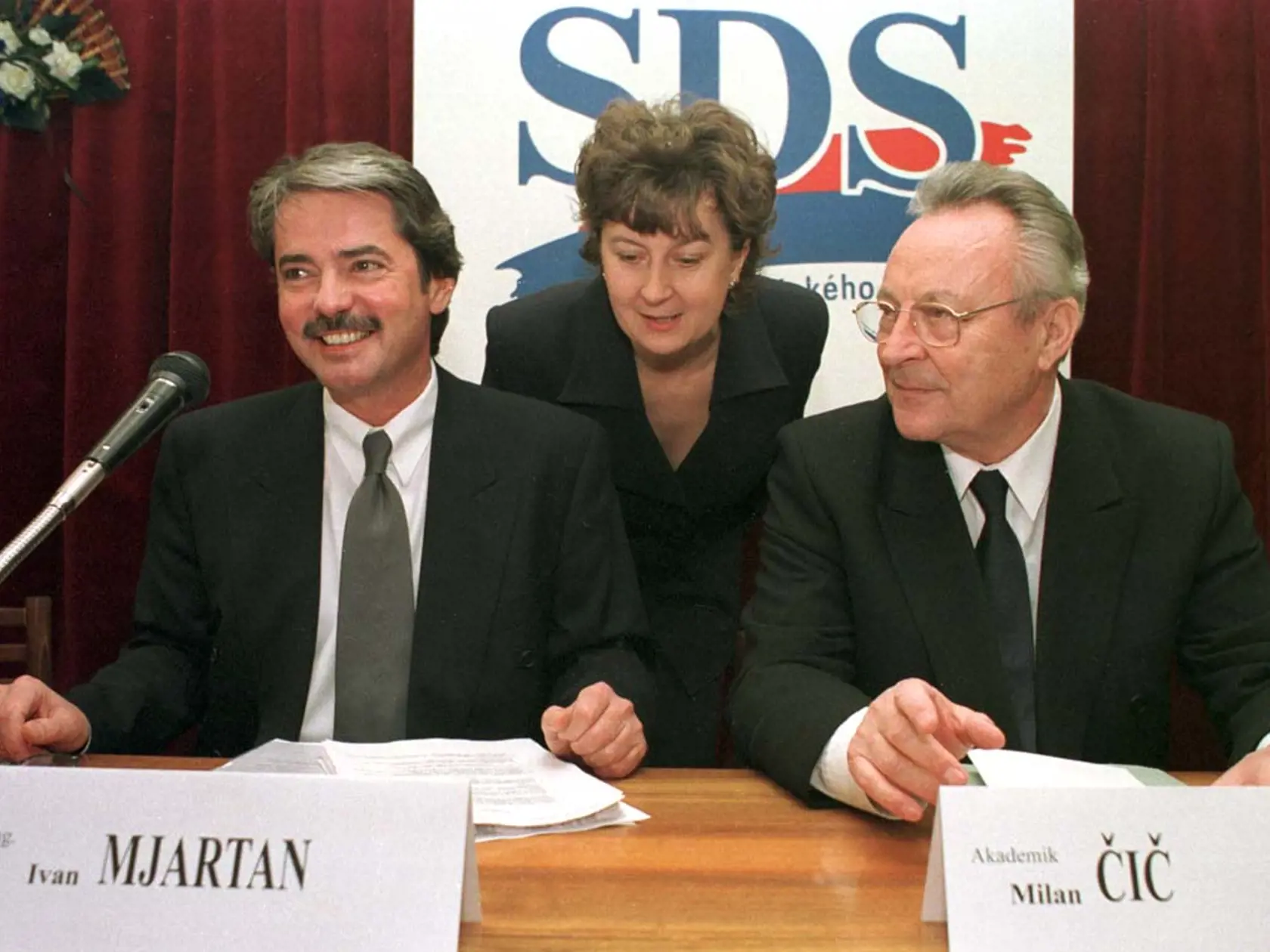 Mjartan založil Stranu demokratického stredu, neskôr STRED. 1. podpredsedu SDS zvolený akademik Milan Čič, na snímke je vpravo spolu s predsedom strany Ivanom Mjartanom a riaditeľkou kancelárie predsedu Ústavného súdu a novozvolenou podpredsedníčkou SDS JUDr. Mariannou Mochnáčovou.