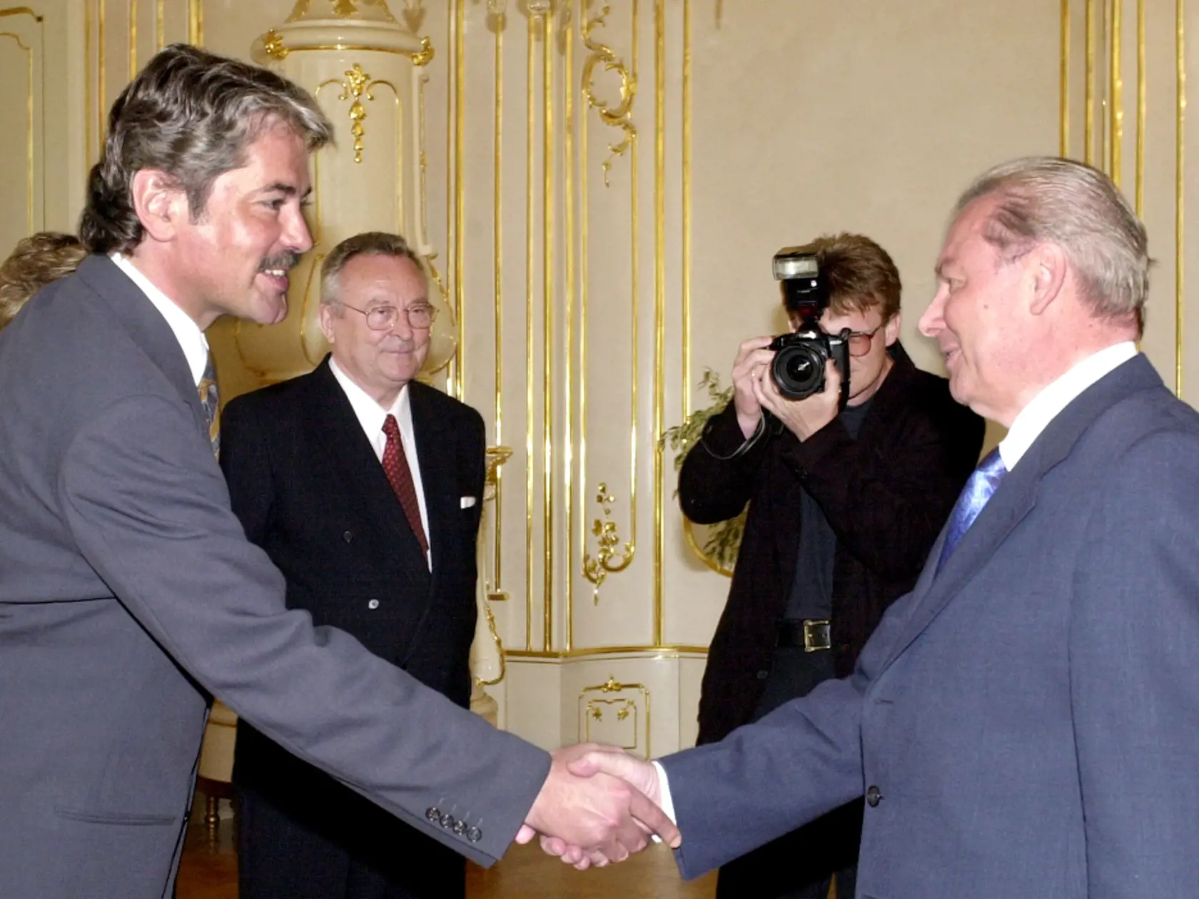 Do druhého kola vtedy postúpili Rudolf Schuster a niekdajší Mjartanov stranícky šéf Vladimír Mečiar. Prezidentom sa nakoniec stal Rudolf Schuster, vpravo.