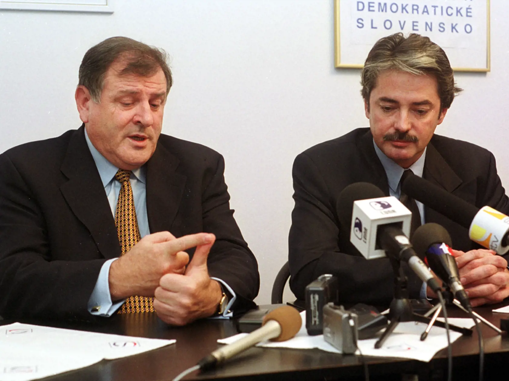 V roku 1992 bol Ivan Mjartan zvolený za poslanca Federálneho zhromaždenia ČSFR. Vo farbách Mečiarovho HZDS zbieral politické body aj vďaka tomu, že bol elegán.