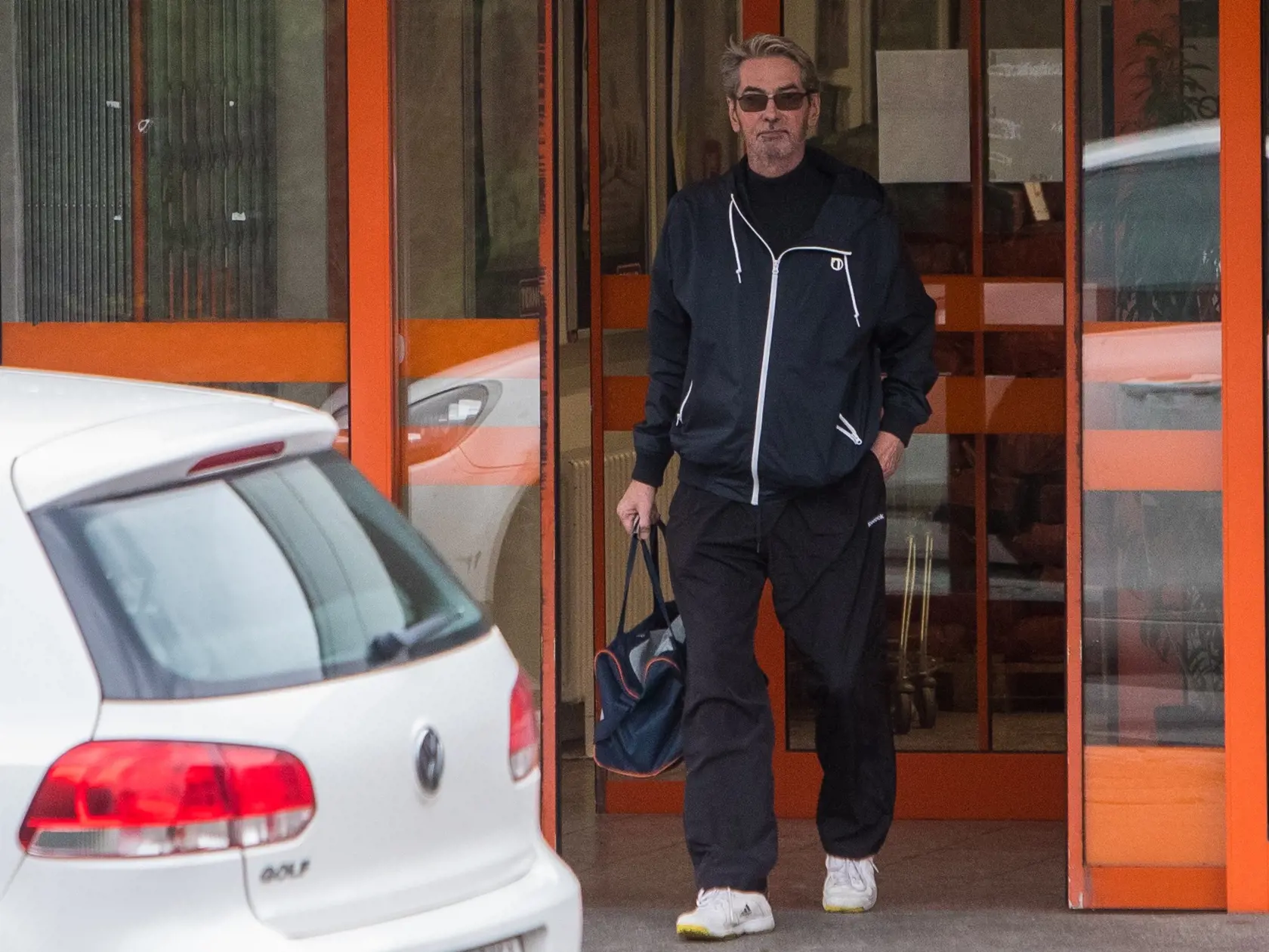 Kedysi najsexi politik Ivan Mjartan sa maskoval za okuliarmi.