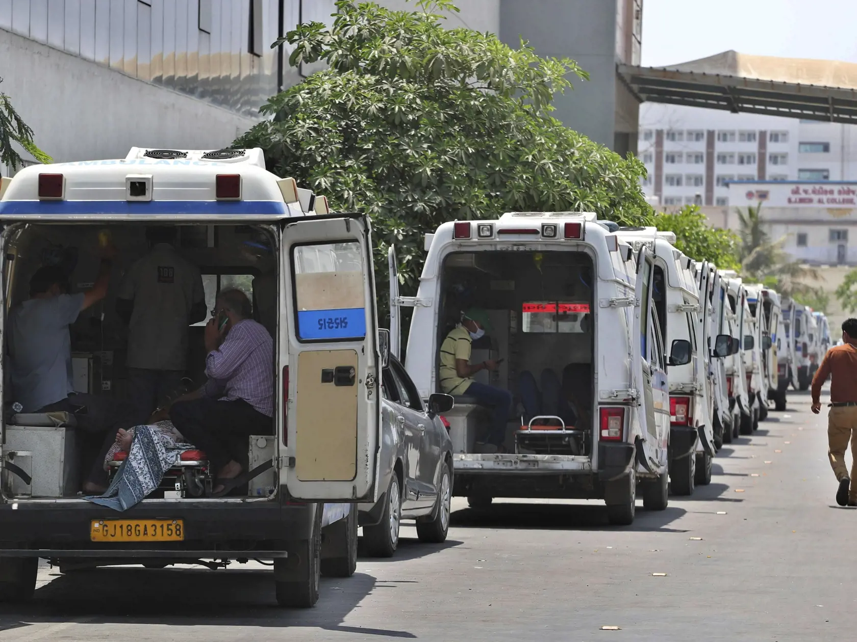 WA 8 Ahmadabád  - Sanitky s pacientmi s ochorením COVID-19 čakajú v dlhom rade pred nemocnicou v indickom Ahmadabáde v o štvrtok 22. apríla 2021. Indický zdravotnícky systém zápasí s obrovskou vlnou nákazy. Prichádzajú správy, že v krajine je závažný nedostatok kyslíka a liekov, v nemocniciach nie sú voľné lôžka a rodiny pacientov prosia o pomoc na sociálnych sieťach. India s 1,3 miliardy obyvateľov zaznamenala v nedeľu za posledných 24 hodín 349.691 nových prípadov nákazy koronavírusom a 2767 ú