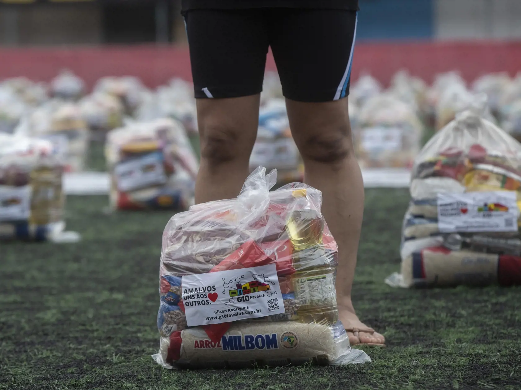 WA 33 Sao Paulo - Žena stojí na futbalovom  ihrisku pred balíkom s potravinami, ktoré jej a ďalším zabezpečila nezisková organizácia počas koronavírusovej pandémie v Sao Paule v pondelok 26. apríla 2021. FOTO TASR/AP 

Residents wait on a soccer field for food donated by the local NGO "G10 Favelas," amid the COVID-19 pandemic in the Capao Redondo area of Sao Paulo, Brazil, Monday, April 26, 2021. (AP Photo/Andre Penner)