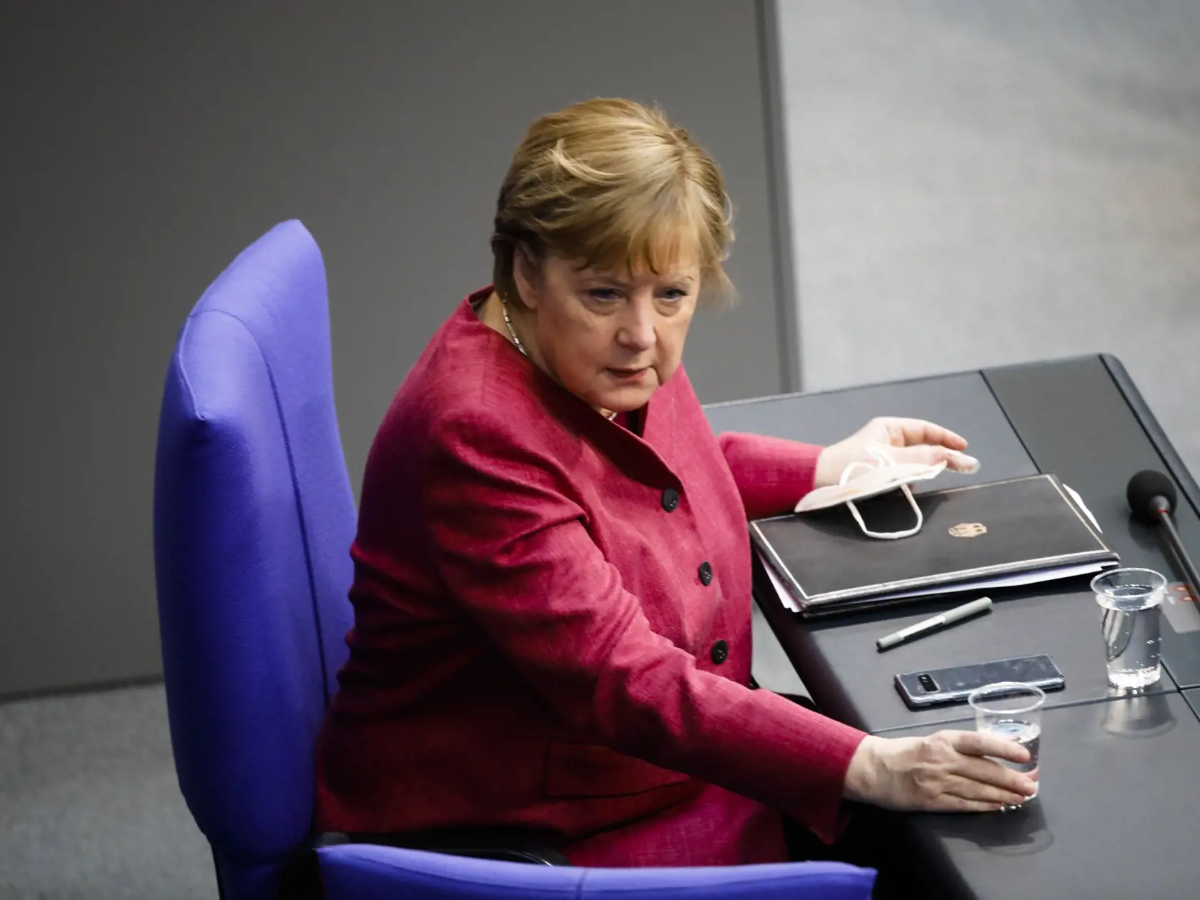 EBE 11 Berlín - Na snímke nemecká kancelárka Angela Merkelová počas zasadnutia parlamentu, ktorý bude rokovať o novom zákone v boji proti pandémii nového koronavírusu v Berlíne 16. apríla 2021. FOTO TASR/AP
German Chancellor Angela Merkel attends a parliament session about a new law to battle the coronavirus pandemic at the Bundestag at the Reichstags building in Berlin, Germany, Friday, April 16, 2021. (AP Photo/Markus Schreiber)