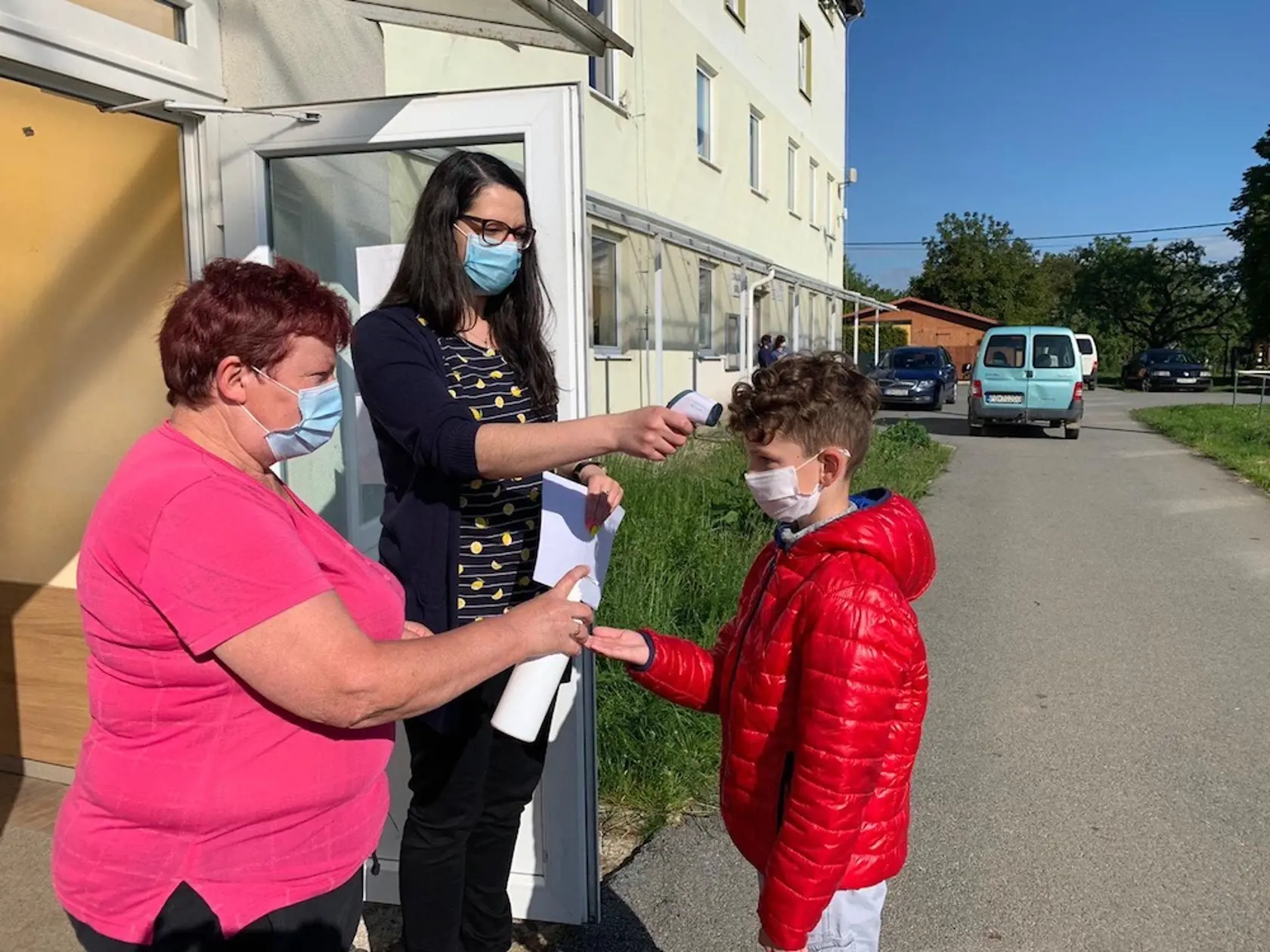 Ranný príchod do Základnej školy v Medzanoch sprevádzalo meranie teploty a dezinfekciu.
