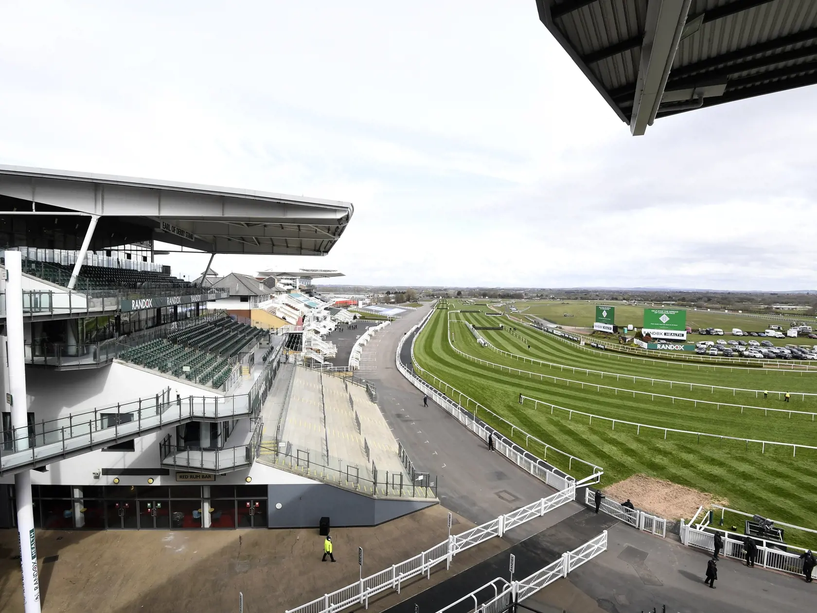 EBE 42 Liverpool - Na snímke prázdne tribúny bez divákov v prvý deň trojdňového dostihového mítingu na závodisku Aintree pri anglickom Liverpoole vo štvrtok 8. apríla 2021. Súčasťou dostihov je aj legendárna Veľká národná steeplechase, ktorá je v programe v sobotu 10. apríla 2021 a ktorá sa prvýkrát uskutočnila v roku 1839. Tento rok budú dostihy bez divákov kvôli pandémii ochorenia COVID-19. FOTO TASR/AP
Deserted stands ahead of the races to be held without spectators on the first day of the Gr
