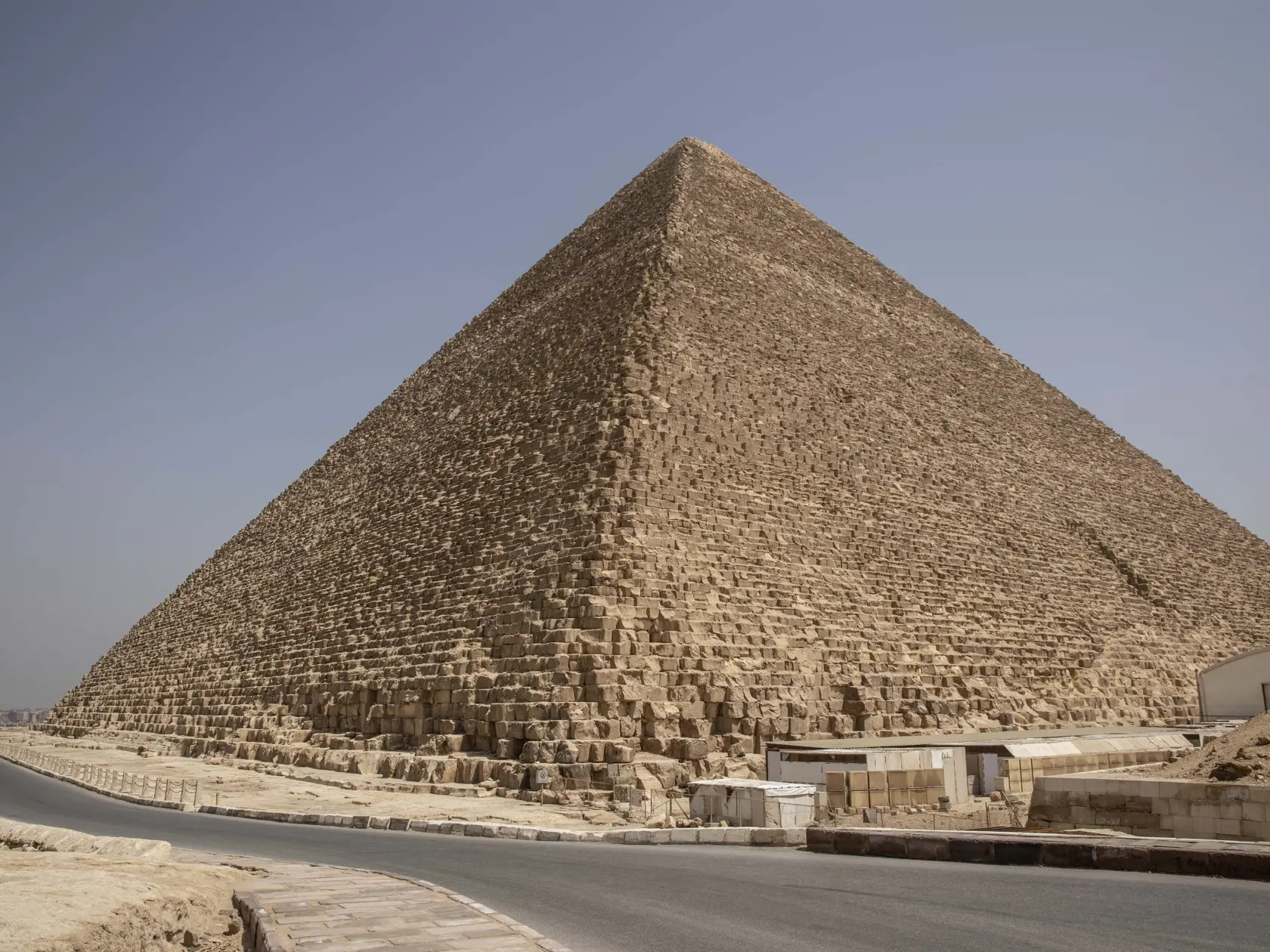Zatvorený komplex pyramíd a žiadni návštevníci v Gíze v Egypte.