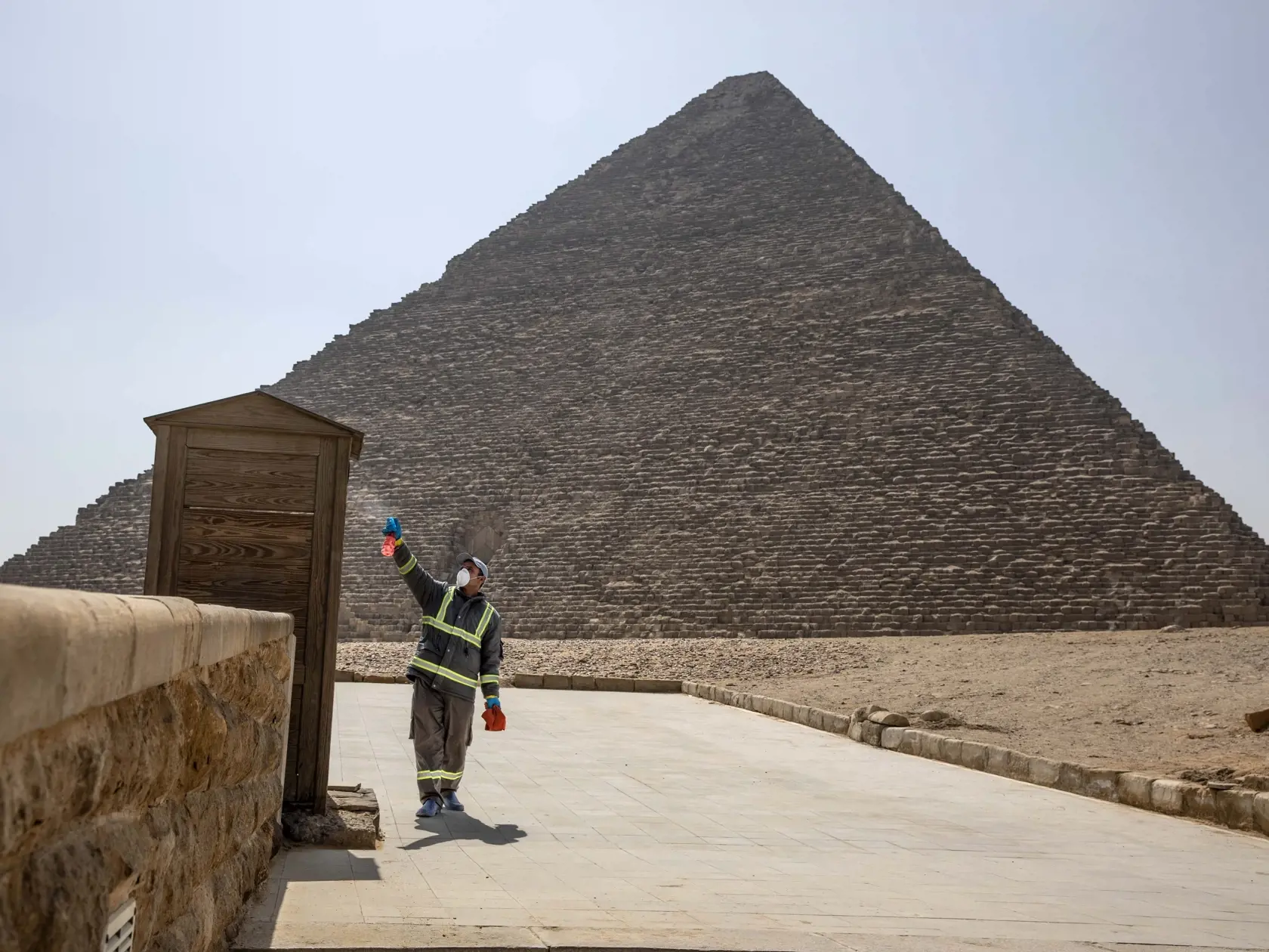 Mestskí zamestnanci dezinfikujú oblasť okolo pyramíd s nádejou, že zabránia rozšíreniu koronavírusu v Gíze v Egypte.