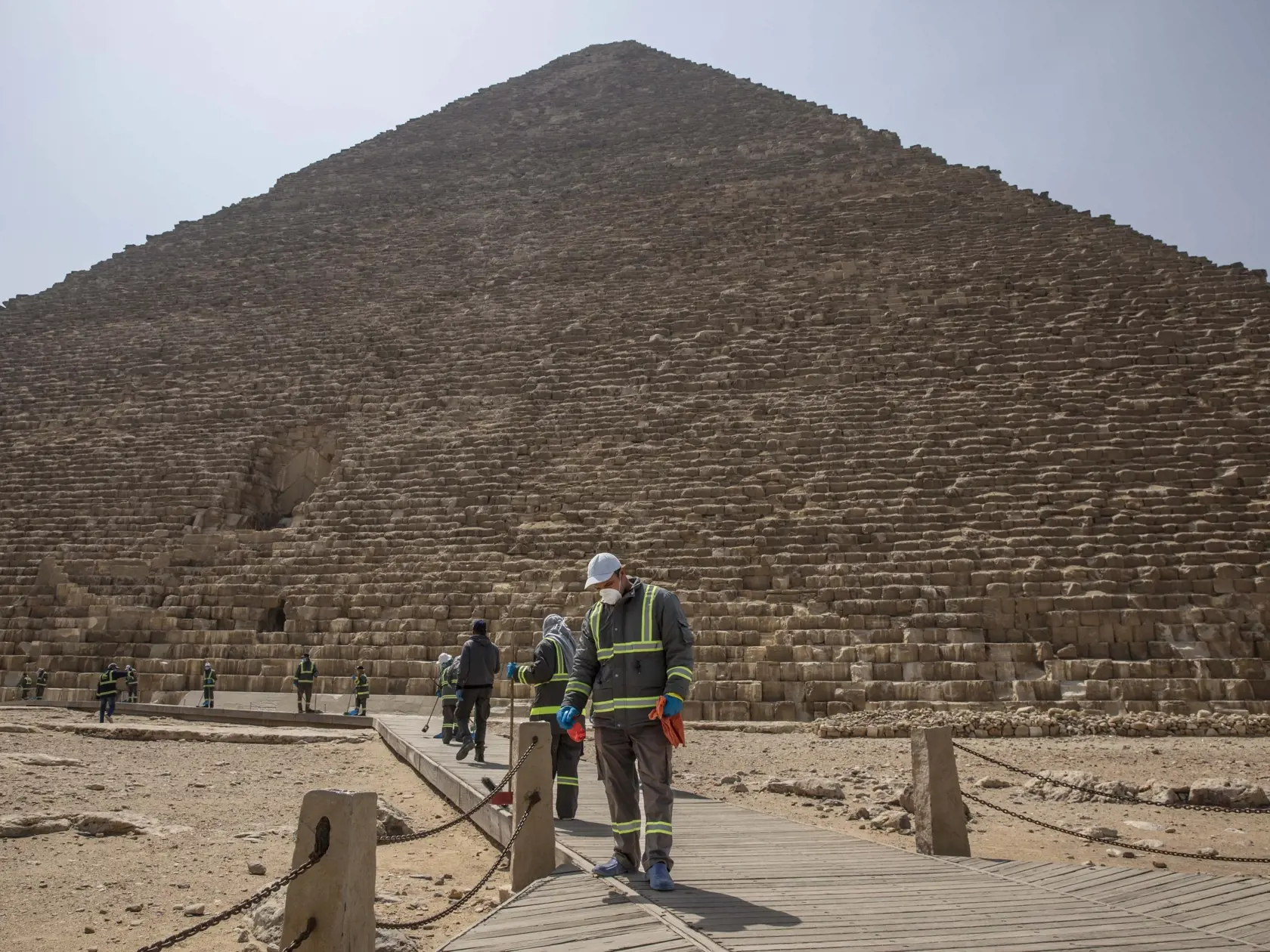 Mestskí zamestnanci dezinfikujú oblasť okolo pyramíd s nádejou, že zabránia rozšíreniu koronavírusu v Gíze v Egypte.