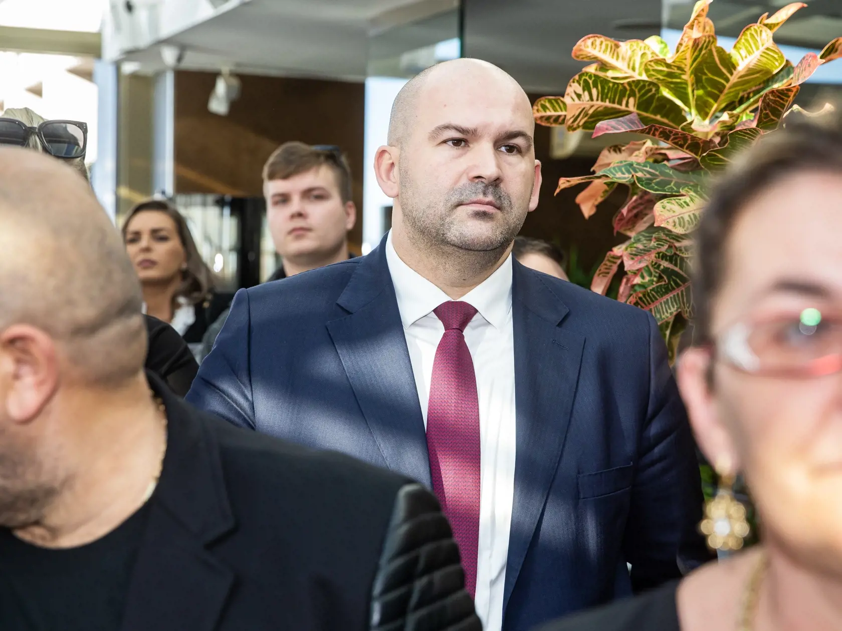 Pčolinský sa neštíti ničoho. Na kolegov s radosťou bonzuje.