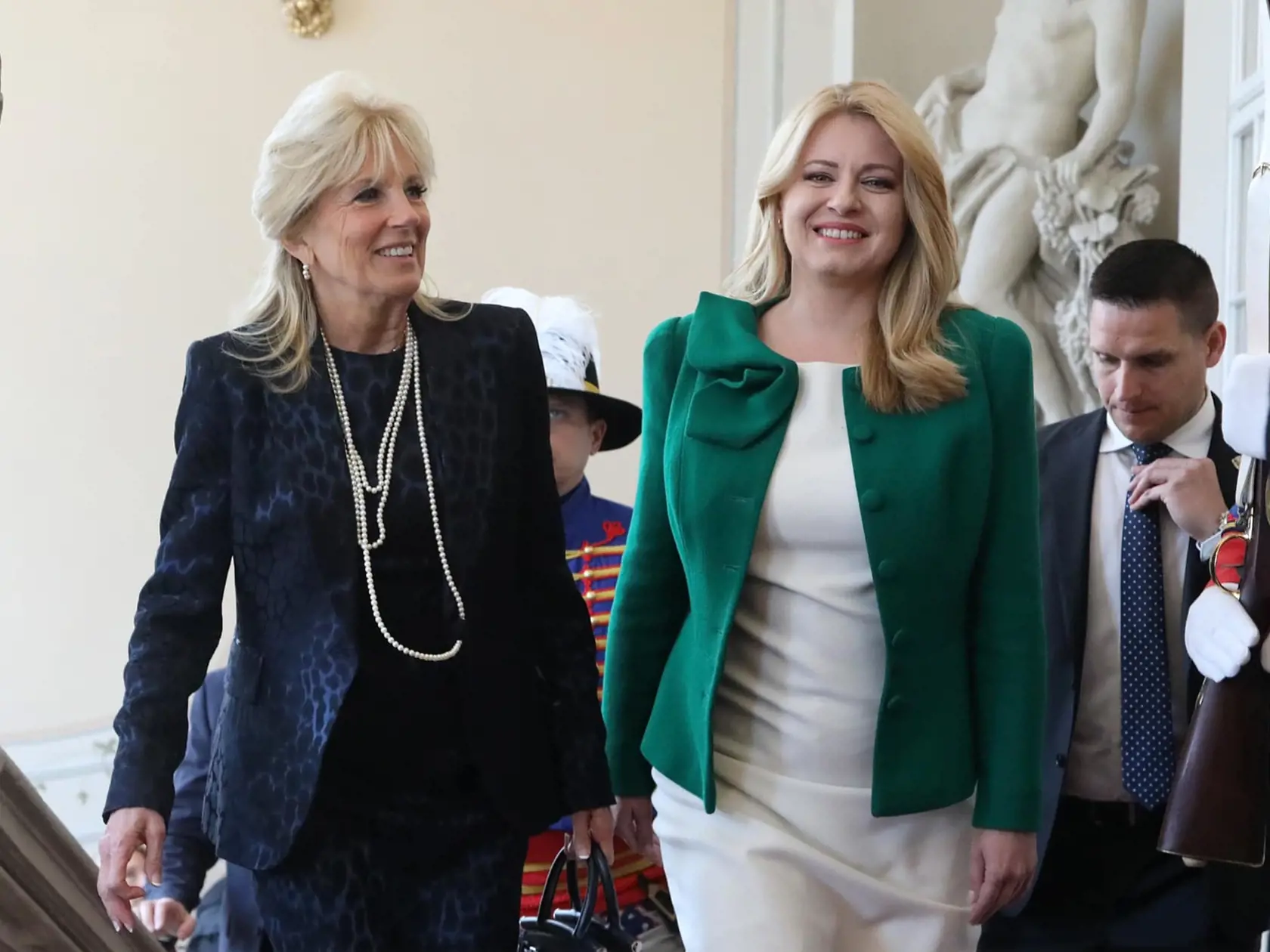 Prvá dáma USA, Jill Biden naopak zaujala pri príležitosti 80. výročia vylodenia v Normandii tmavým kostýmom s tlačeným vzorom, ktorý mala oblečený aj v máji 2022, keď navštívila slovenskú hlavu štátu Prezidentskom paláci v Bratislave.