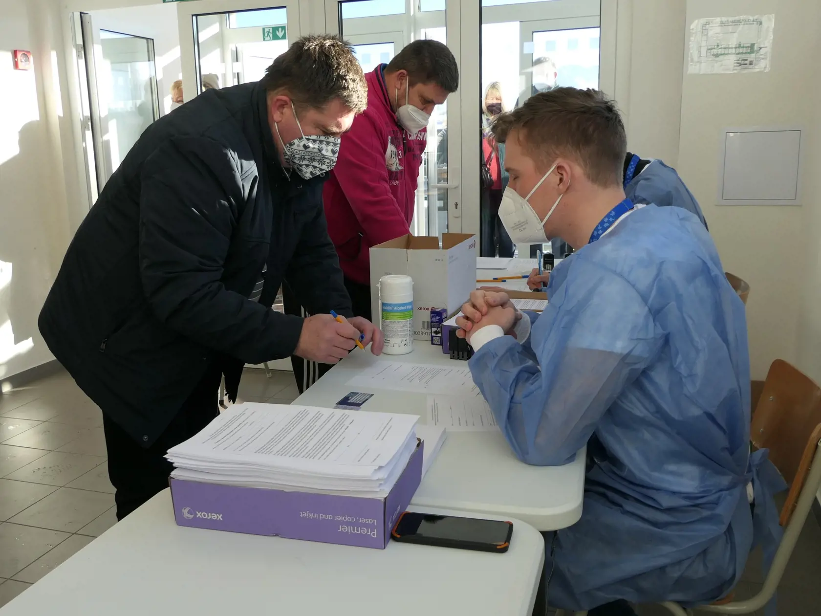 Na snímke ľudia počas registrácie vo veľkokapacitnom očkovacom centre na Rosinskej ceste v Žiline 7. januára 2022. FOTO TASR - Erika Ďurčová