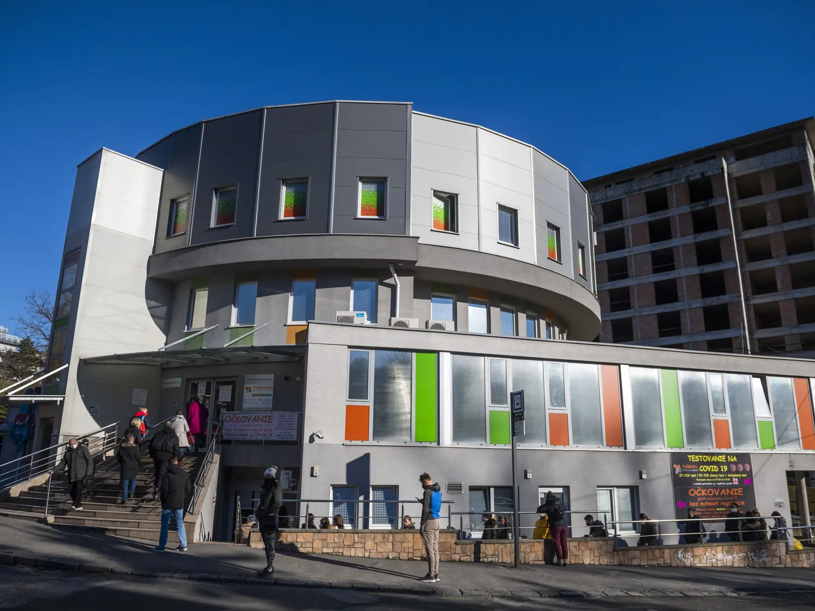 Na snímke ľudia čakajú na očkovanie proti ochoreniu Covid-19 vo vakcinačnom centre pred Poliklinikou Mlynská dolina v Bratislave 31. decembra 2021. FOTO TASR - Jaroslav Novák